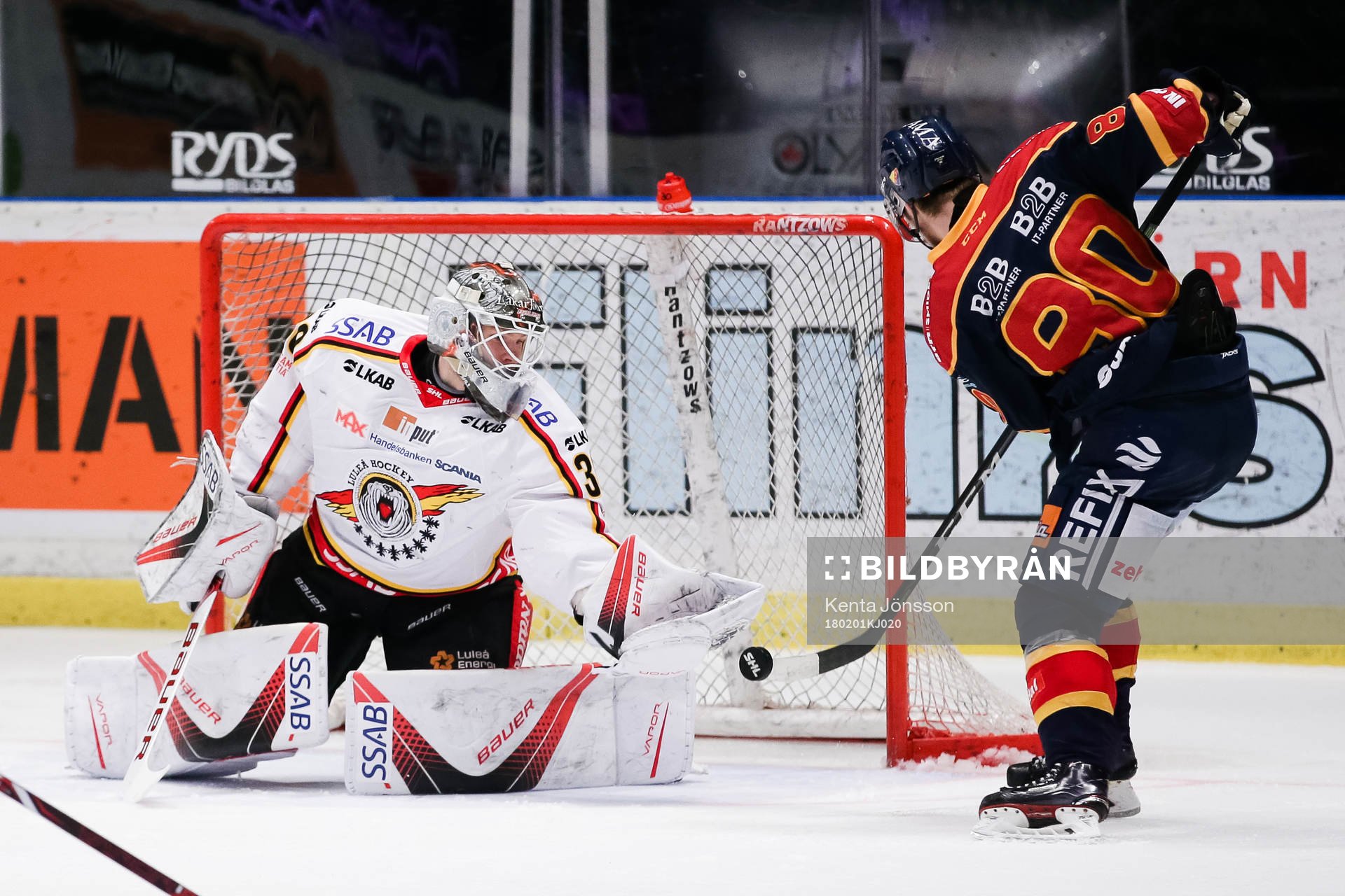 Luleås målvakt Filip Gustavsson räddar målchans från