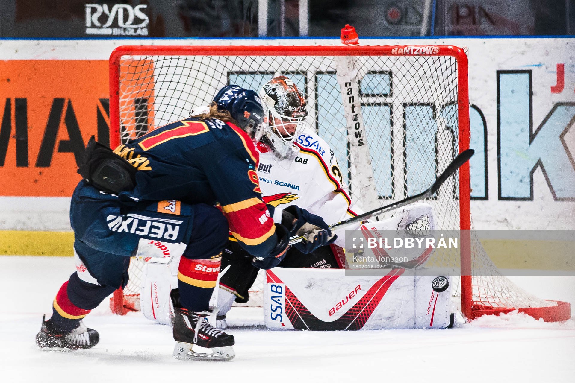 Luleås målvakt Filip Gustavsson räddar en målchans för