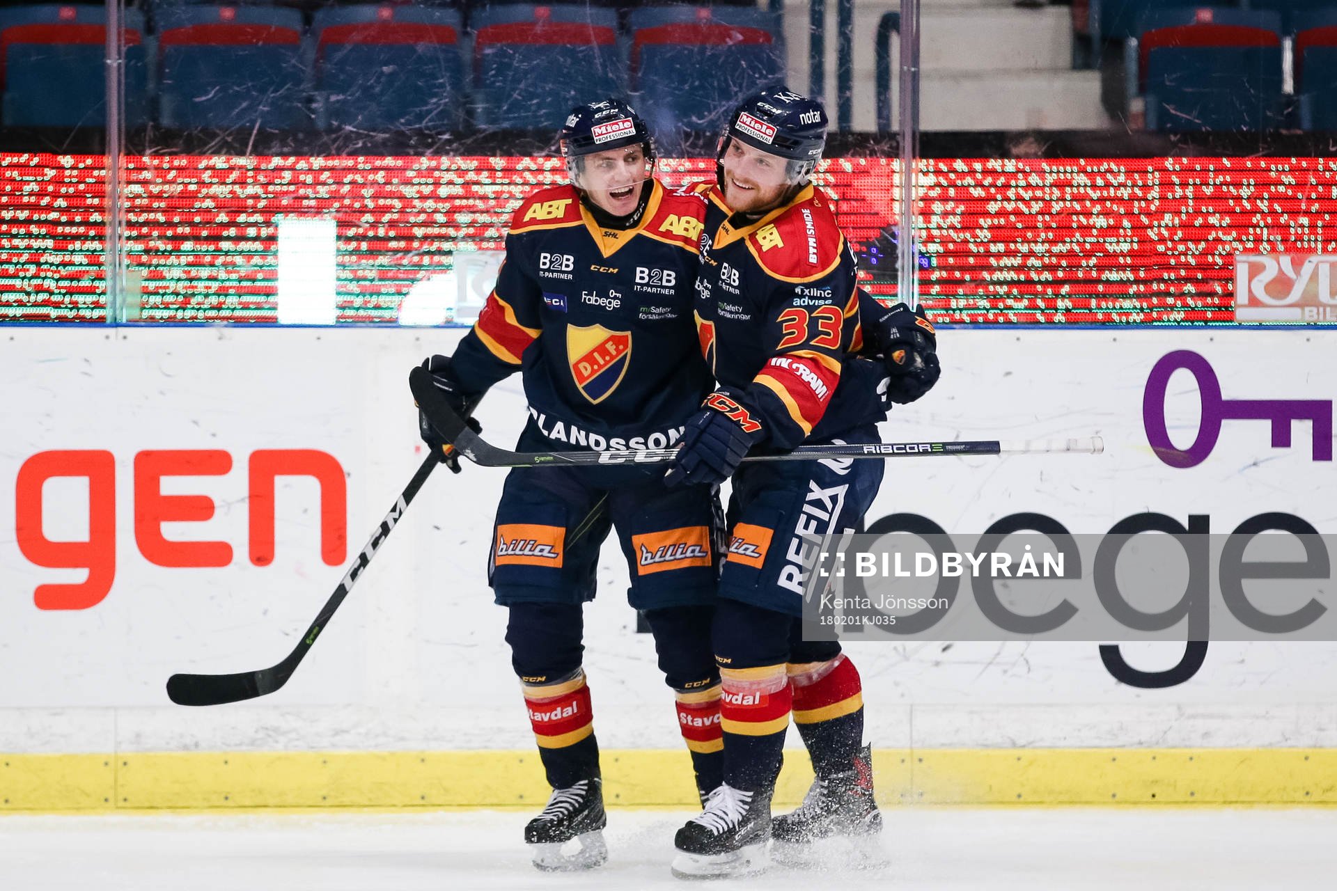 Djurgårdens Markus Ljungh jublar med Linus Hultström