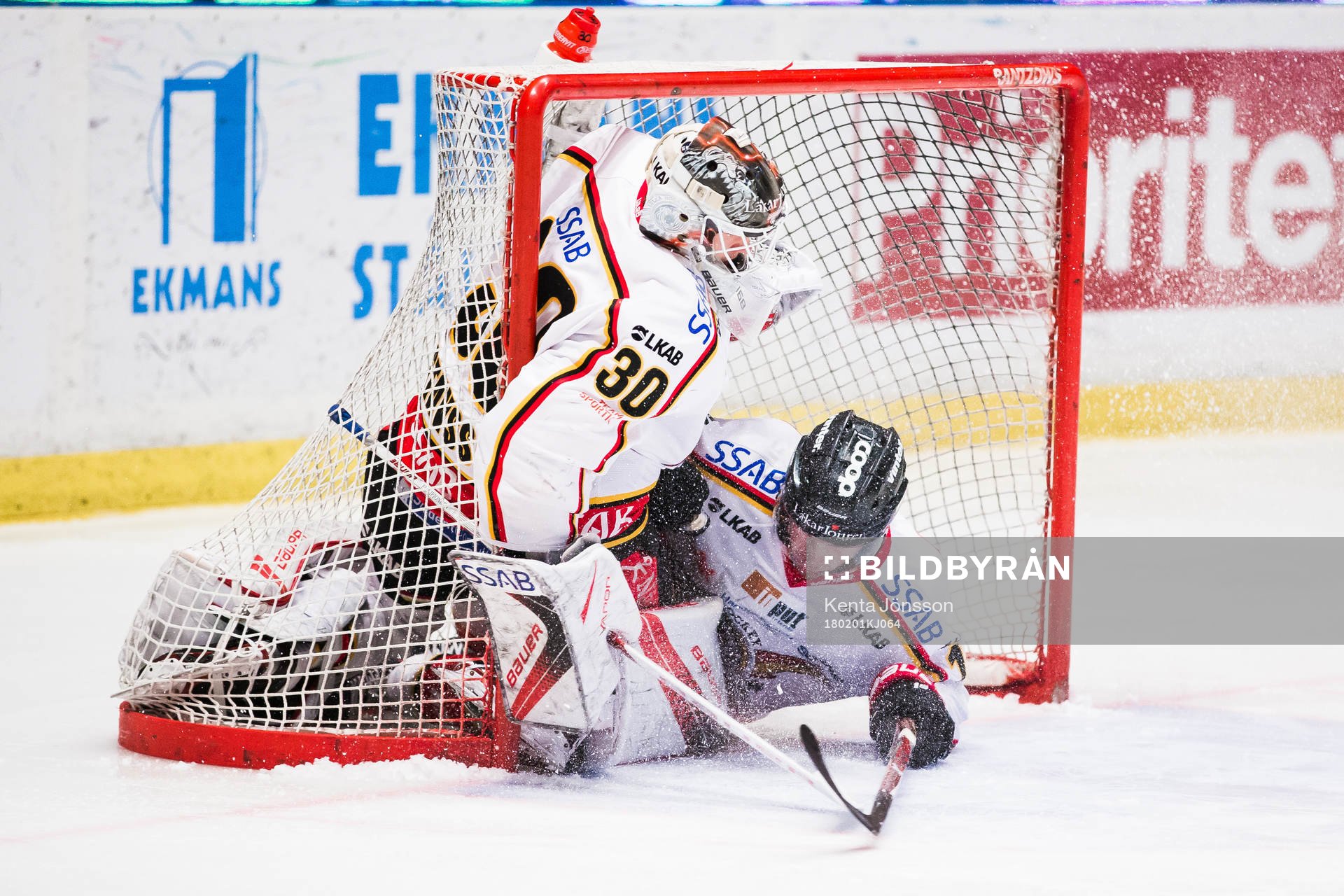 Luleås målvakt Filip Gustavsson hamnar i målburen