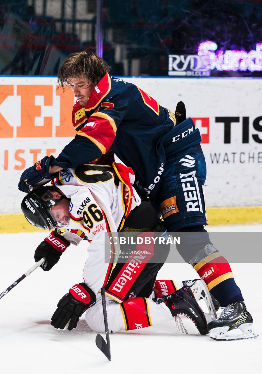 Djurgårdens Linus Johansson och Luleås Robin Kovacs i ett