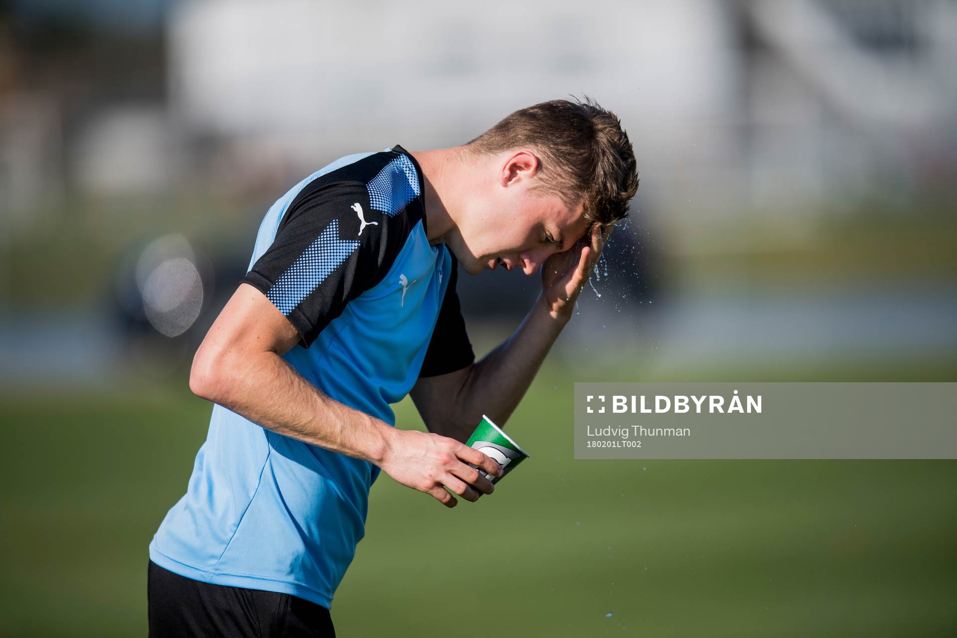 Malmö FFs Mattias Svanberg stänker vatten på huvudet