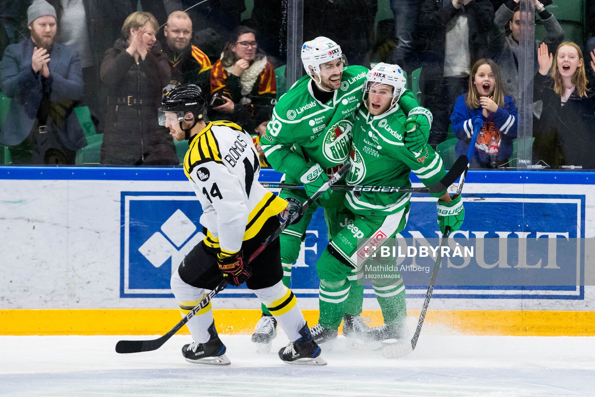 Rögles Ludvig Rensfeldt och Jack Connolly jublar