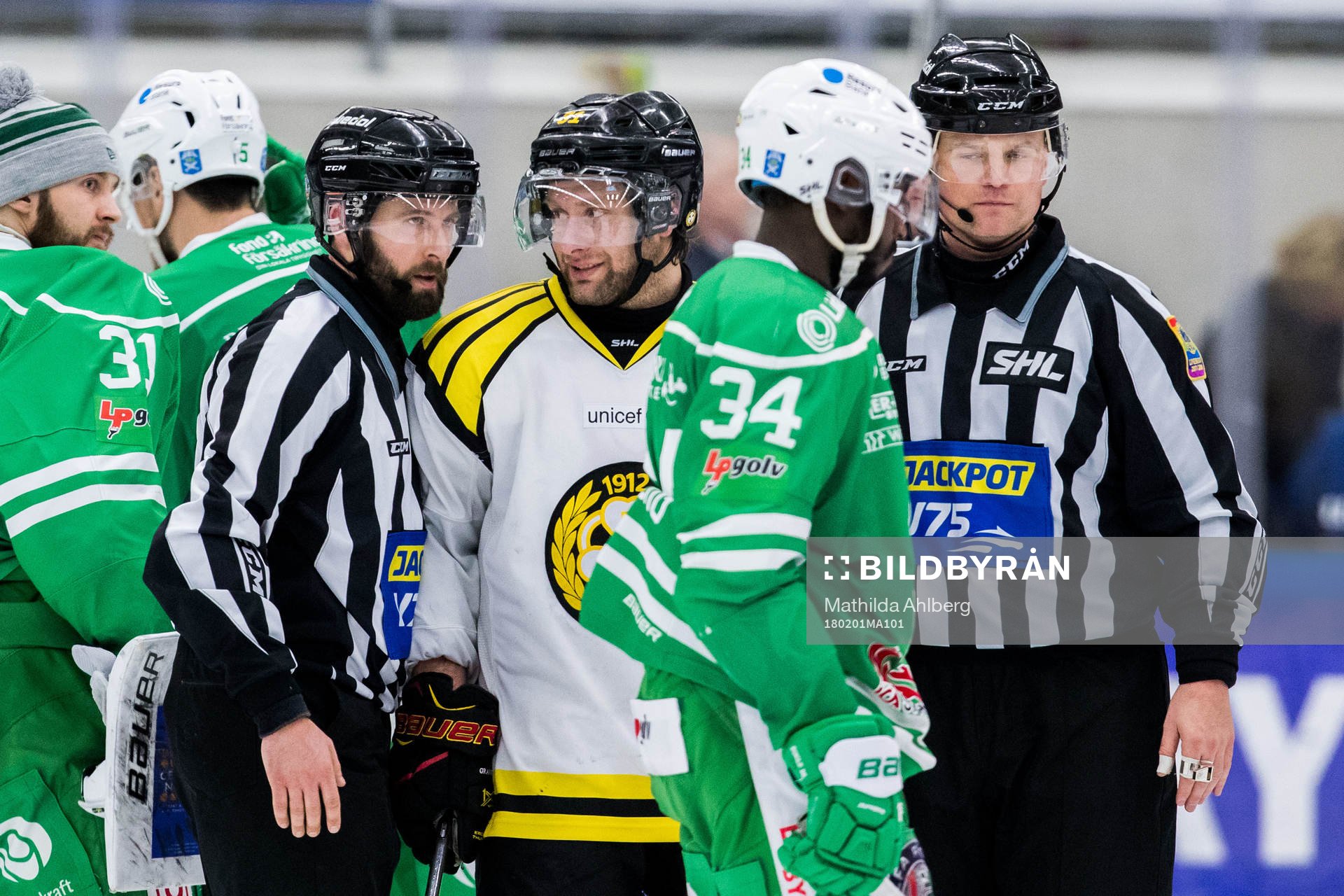 Brynäs Jonathan Granström i diskussion med domaren