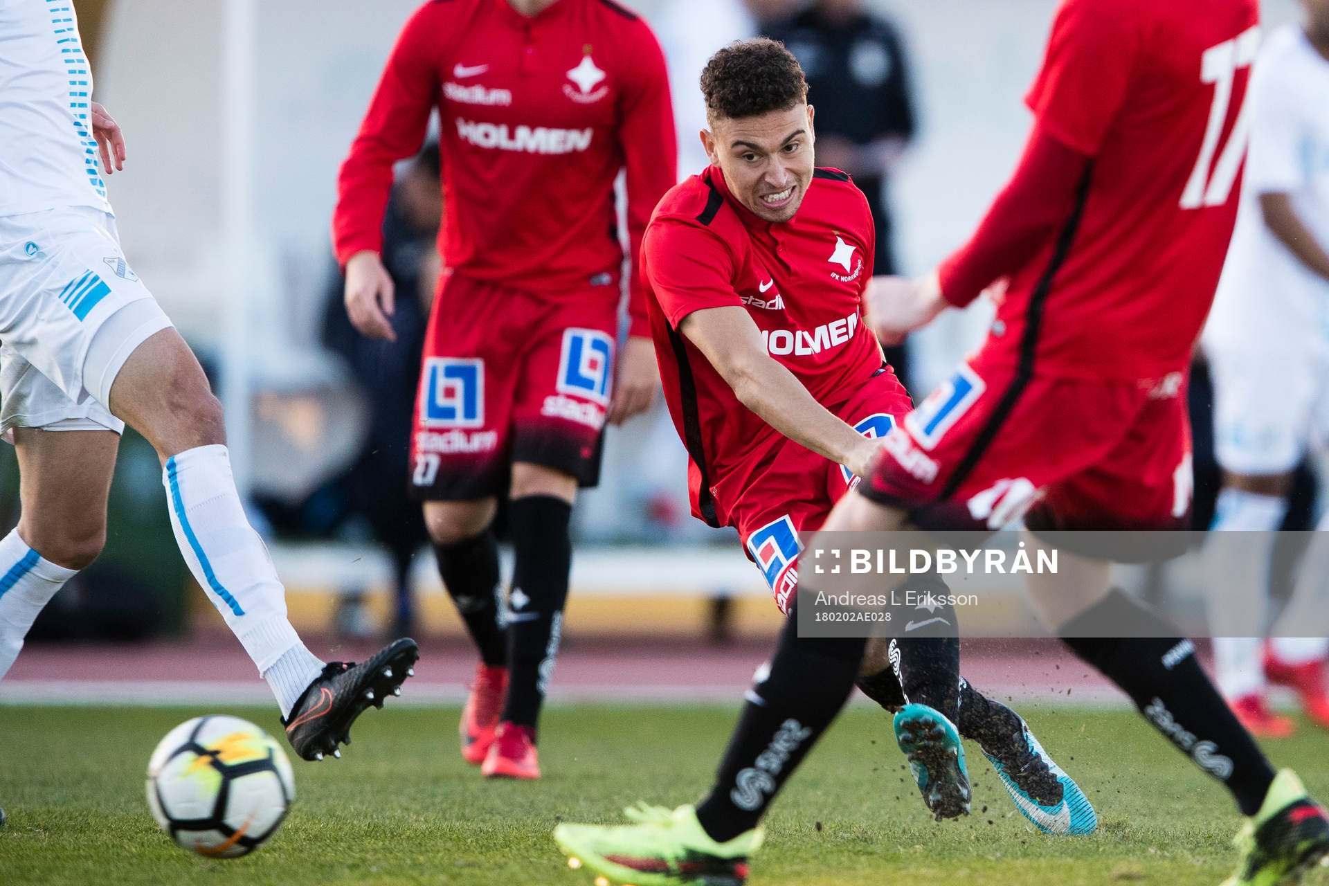 Norrköpings Jordan Larsson med ett skott