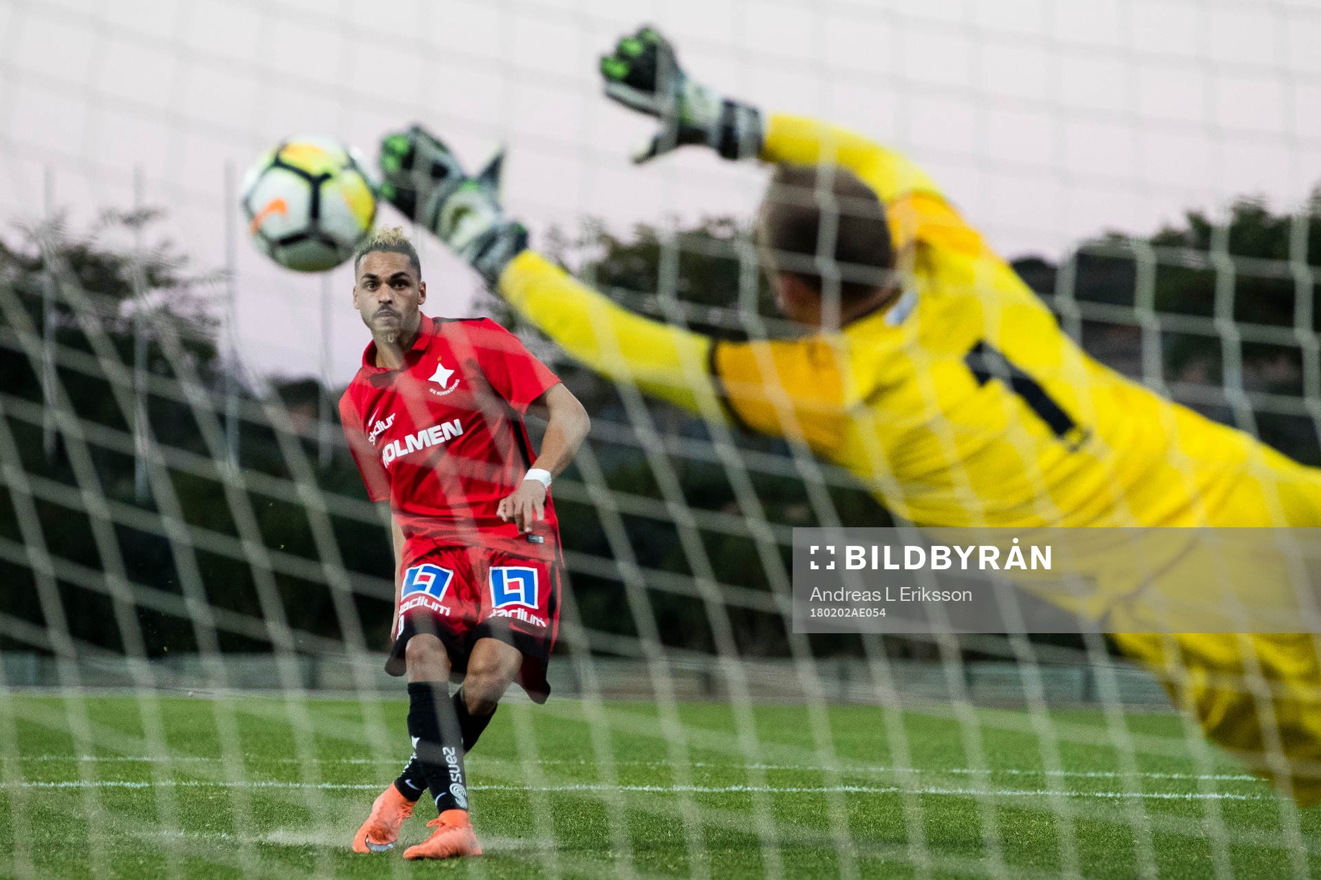 Norrköpings Alexander Jakobsen med en straff under en träningsmatch i fotboll mellan Rijeka och Norrköping den 2 februari 2018 i Lagoa.