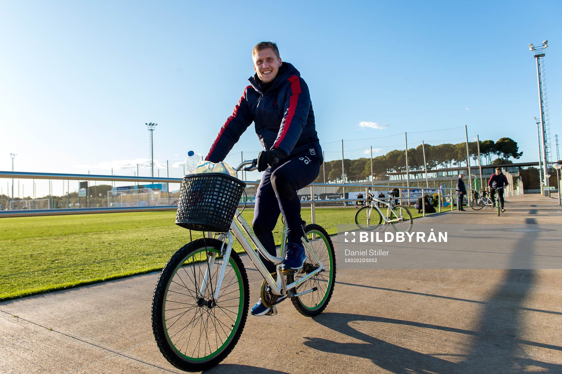 Målvakten Pär Hansson tar cykeln tillbaka till hotellet