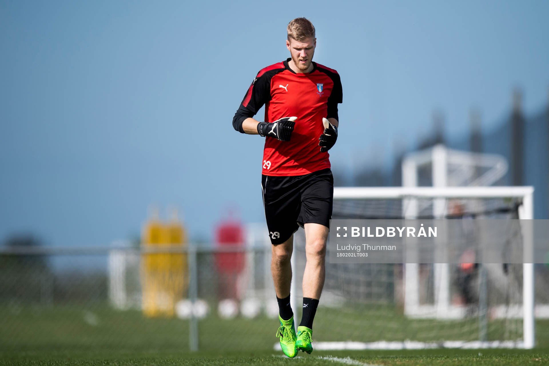 Malmö FFs målvakt Fredrik Andersson värmer upp