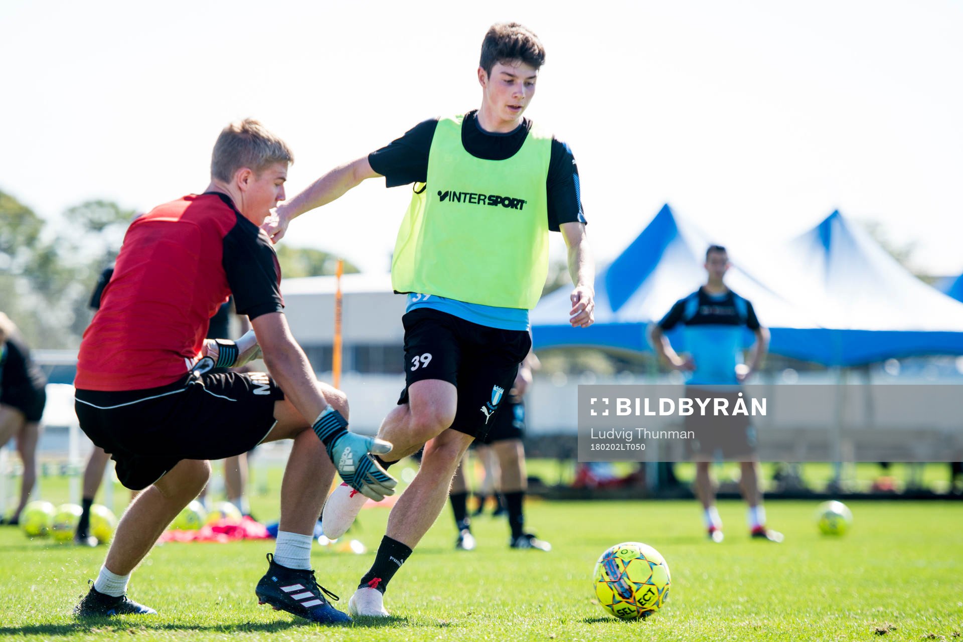 Malmö FFs målvakt Mathias Nilsson och Felix Konstandeliasz