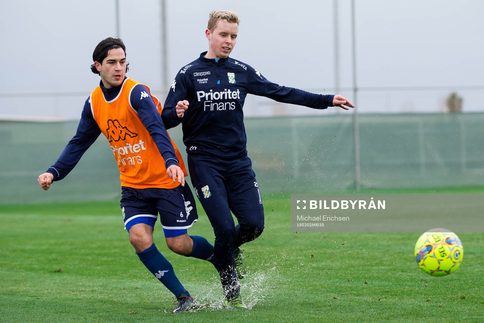 IFK Göteborgs Jake Weisbrod i kamp med Victor Wernersson under en träning med IFK Göteborg den 2 februari 2018 i Pinatar Football Center.
