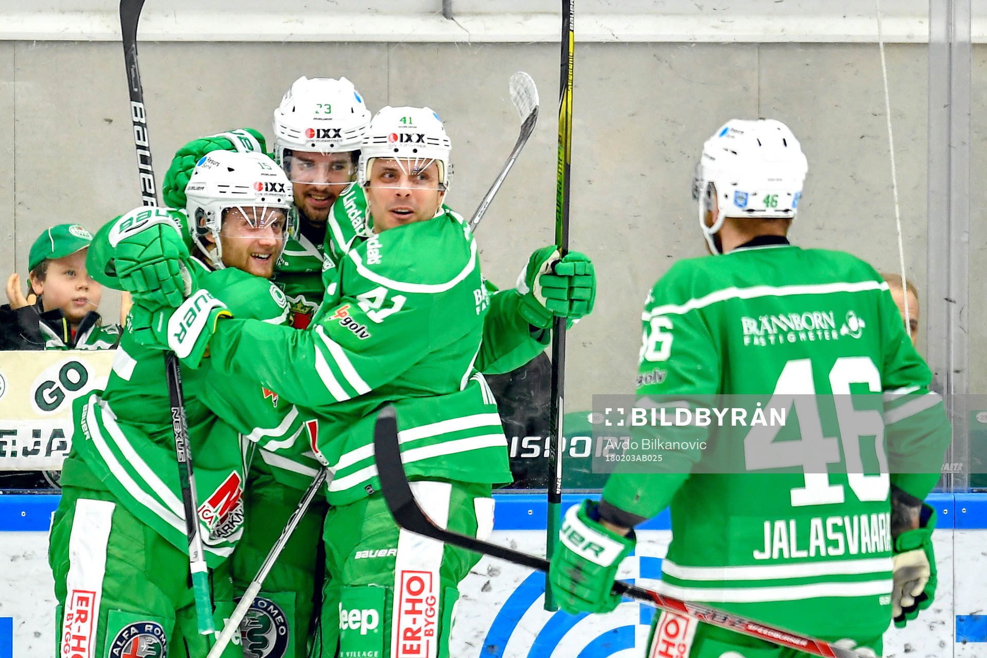 Rögles Daniel Sylwander jublar med lagkamrater