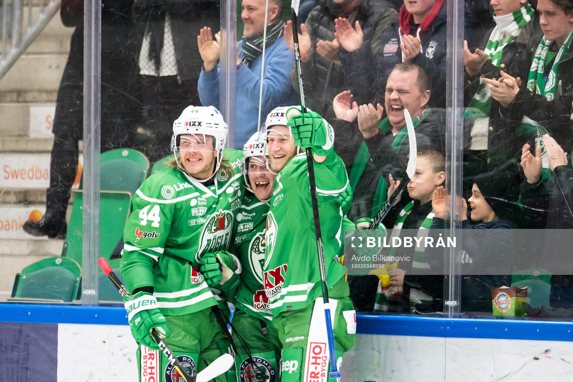 Rögles Olle Liss, Bryan Lerg  och Taylor Matson jublar