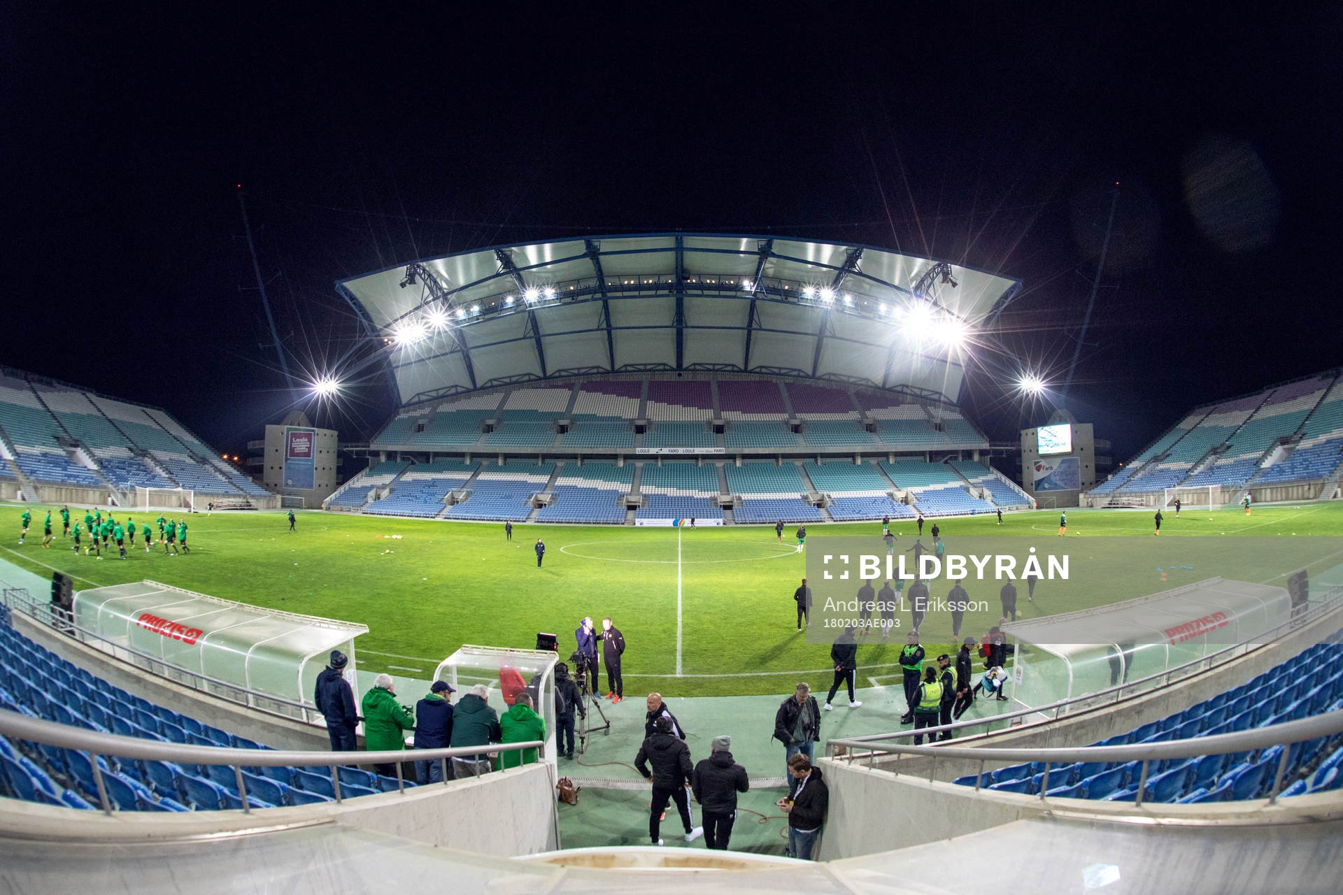 Spelarna värmer upp på Estadio Algarve