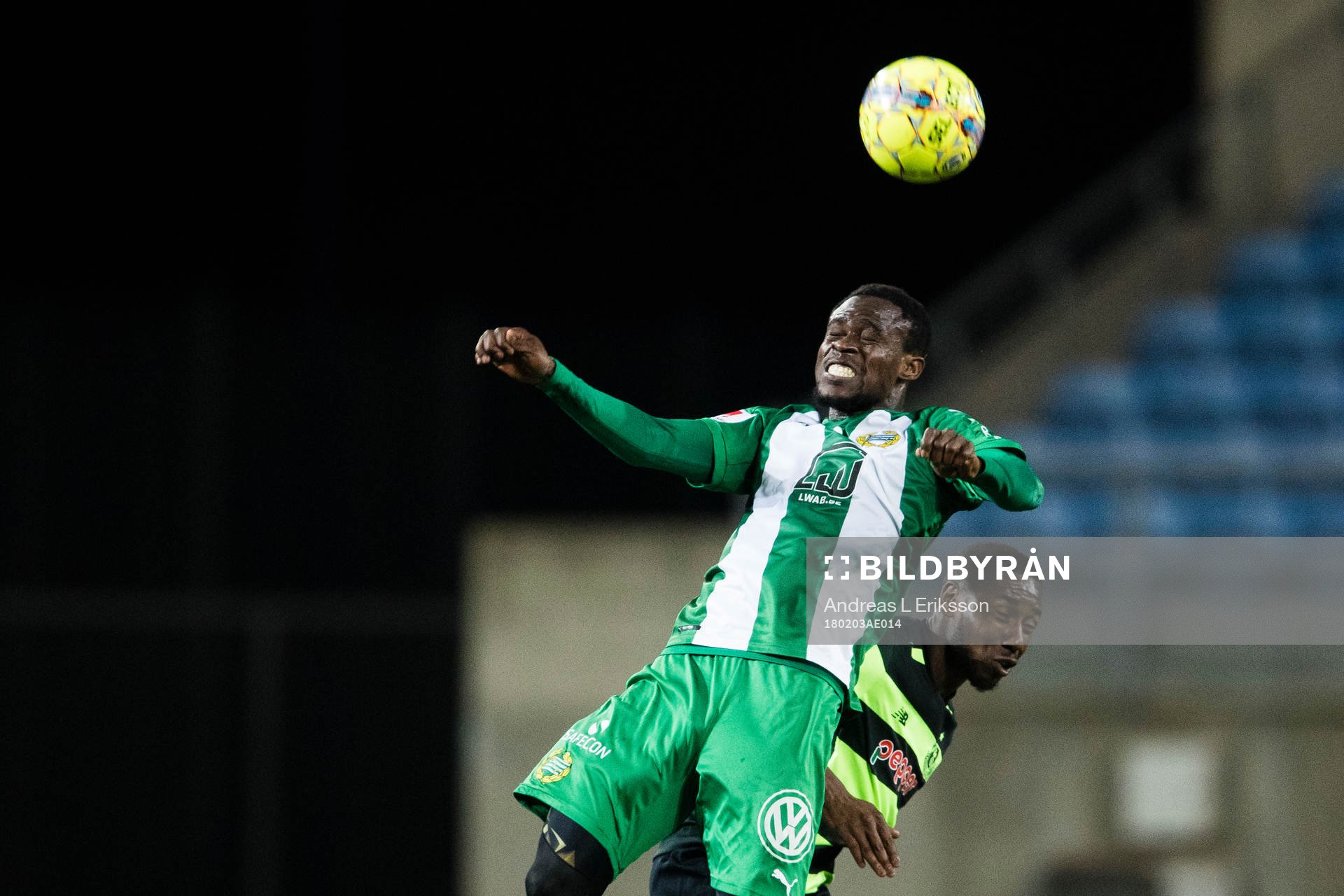 Hammarbys Gershon Koffie i en nickduell med Shamrock Rovers