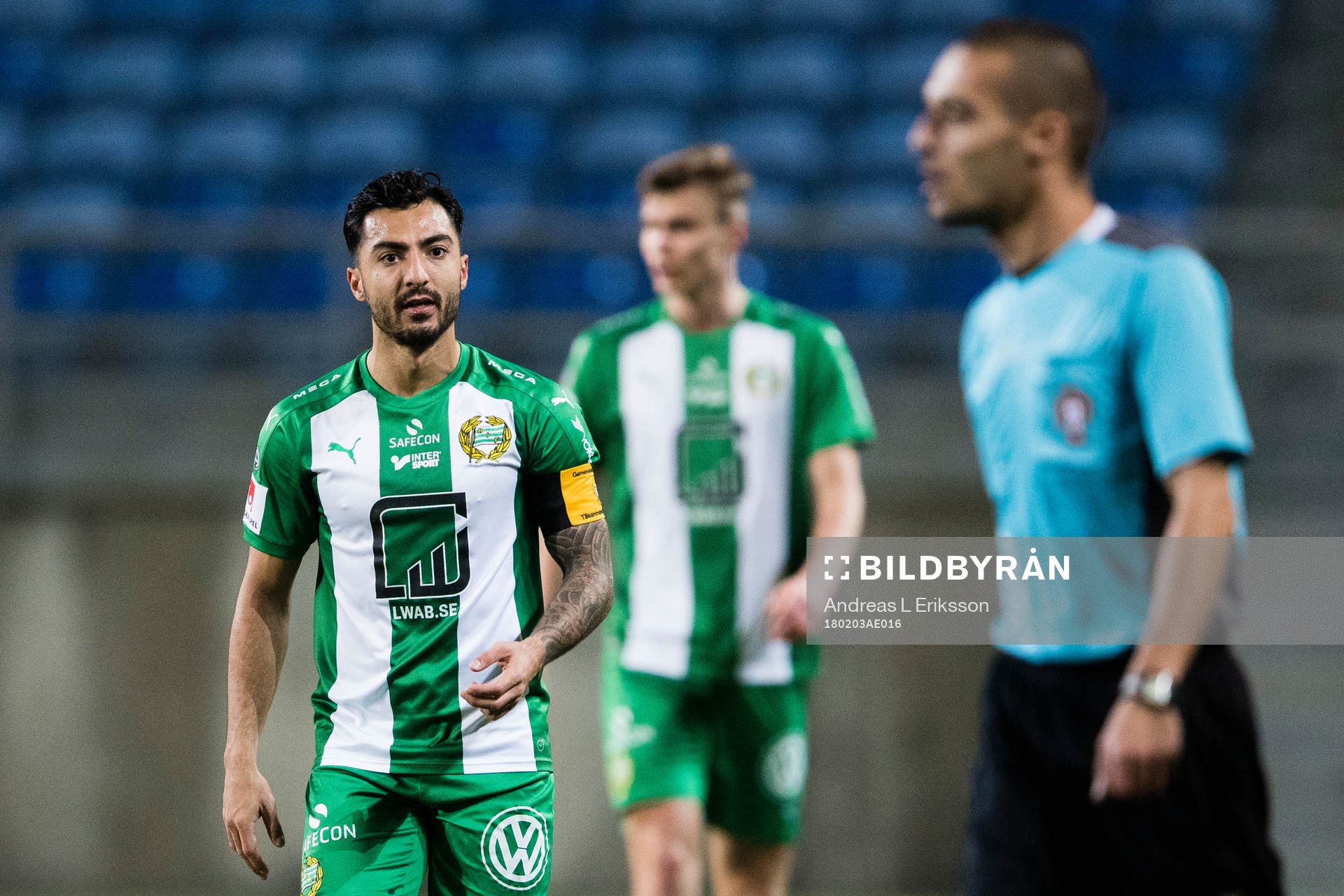 Hammarbys Jiloan Hamad talar till domare Claudio Pereira
