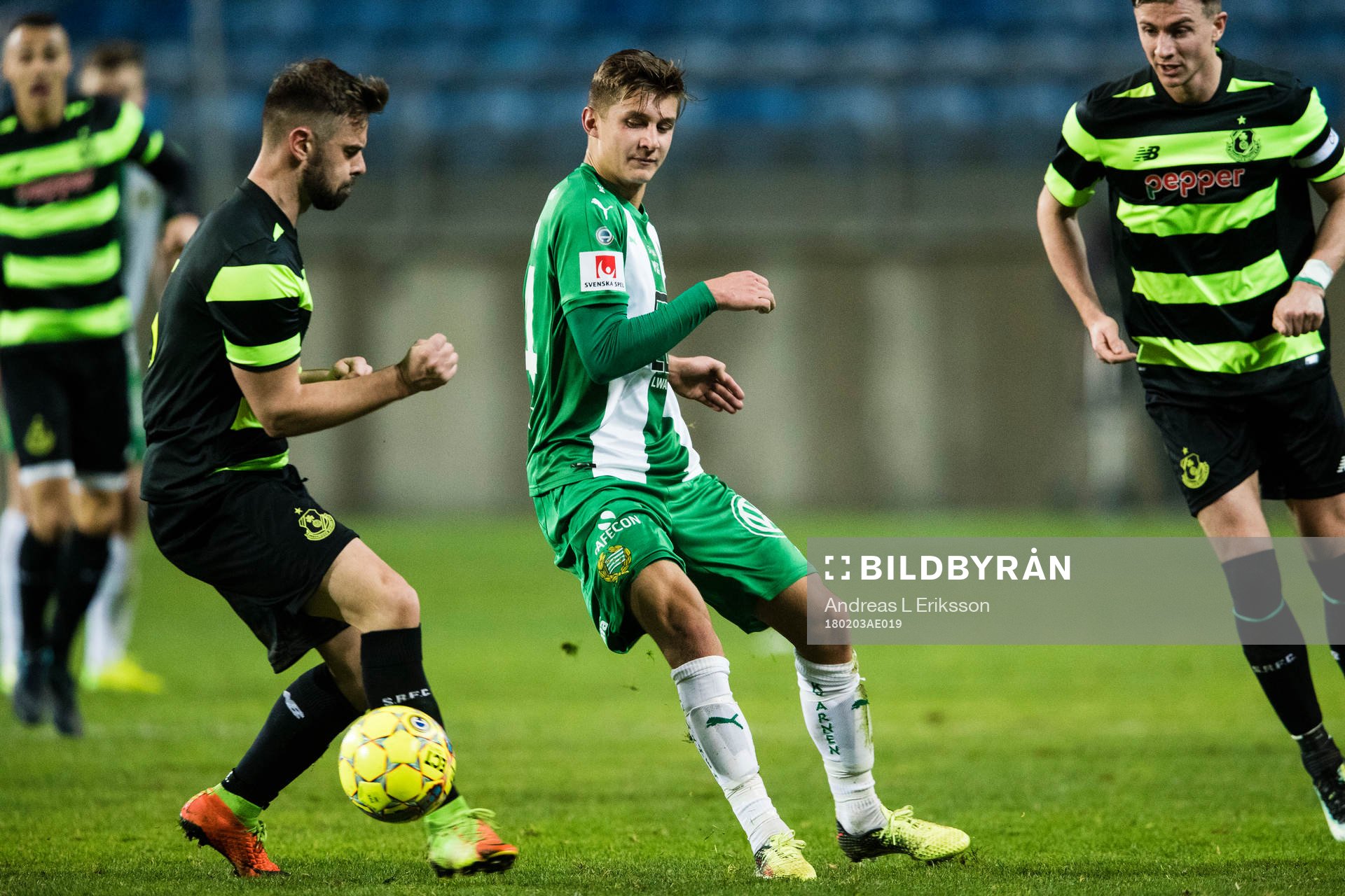 Shamrock Rovers Greg Bolger i kamp om bollen med Hammarbys