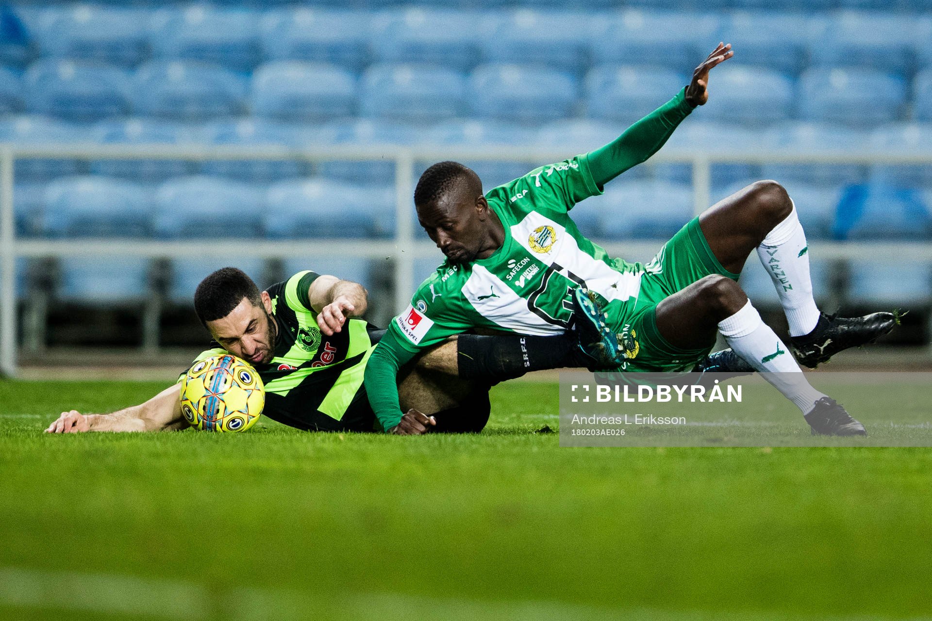 Shamrock Rovers Roberto Lopez i kamp om bollen med