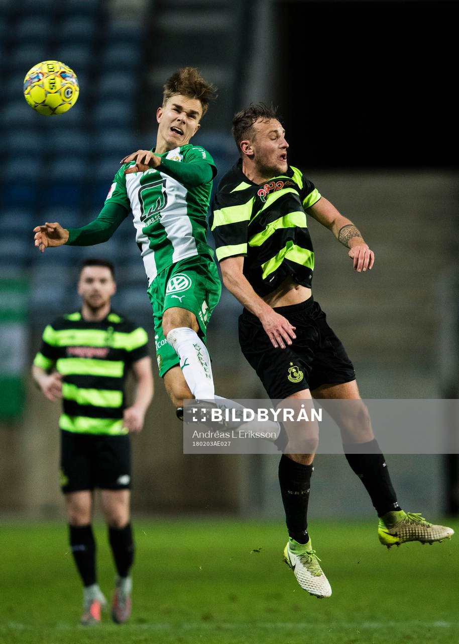 Hammarbys Dusan Jajic i en nickduell med Shamrock Rovers Ally Gilchrist under en träningsmatch i fotboll mellan Hammarby och Shamrock Rover den 3 februari 2018 i Faro.