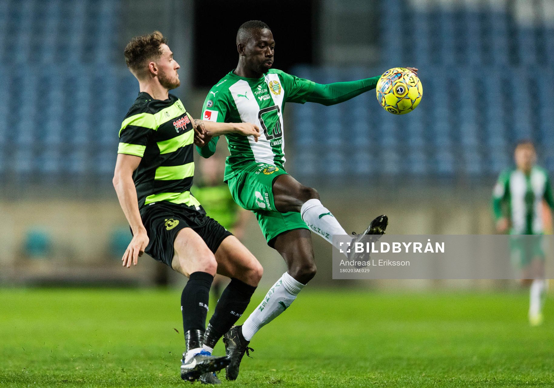 Shamrock Rovers Lee Grace i kamp om bollen med Hammarbys Pa