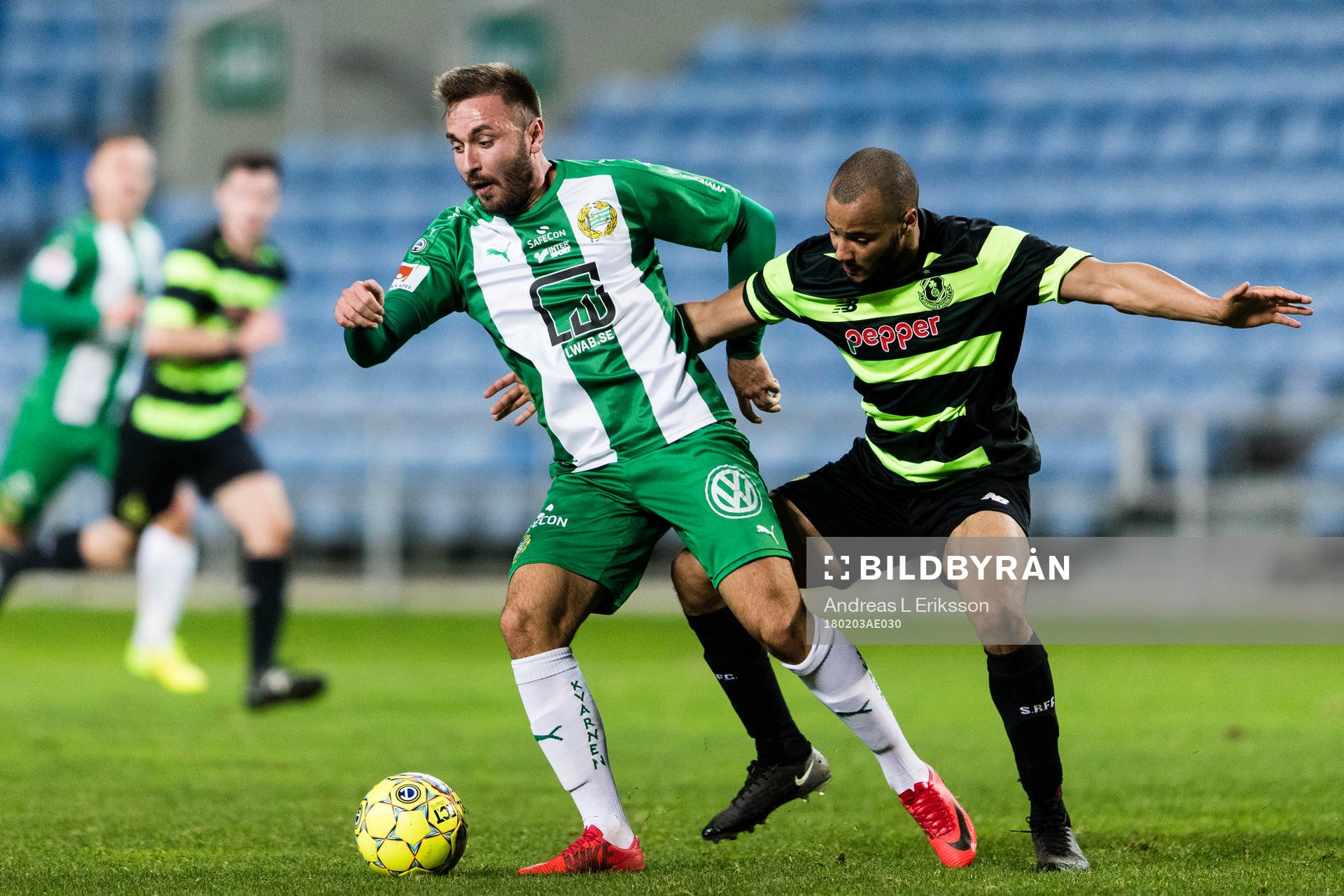 Hammarbys Muamer Tankovic i kamp om bollen med Shamrock