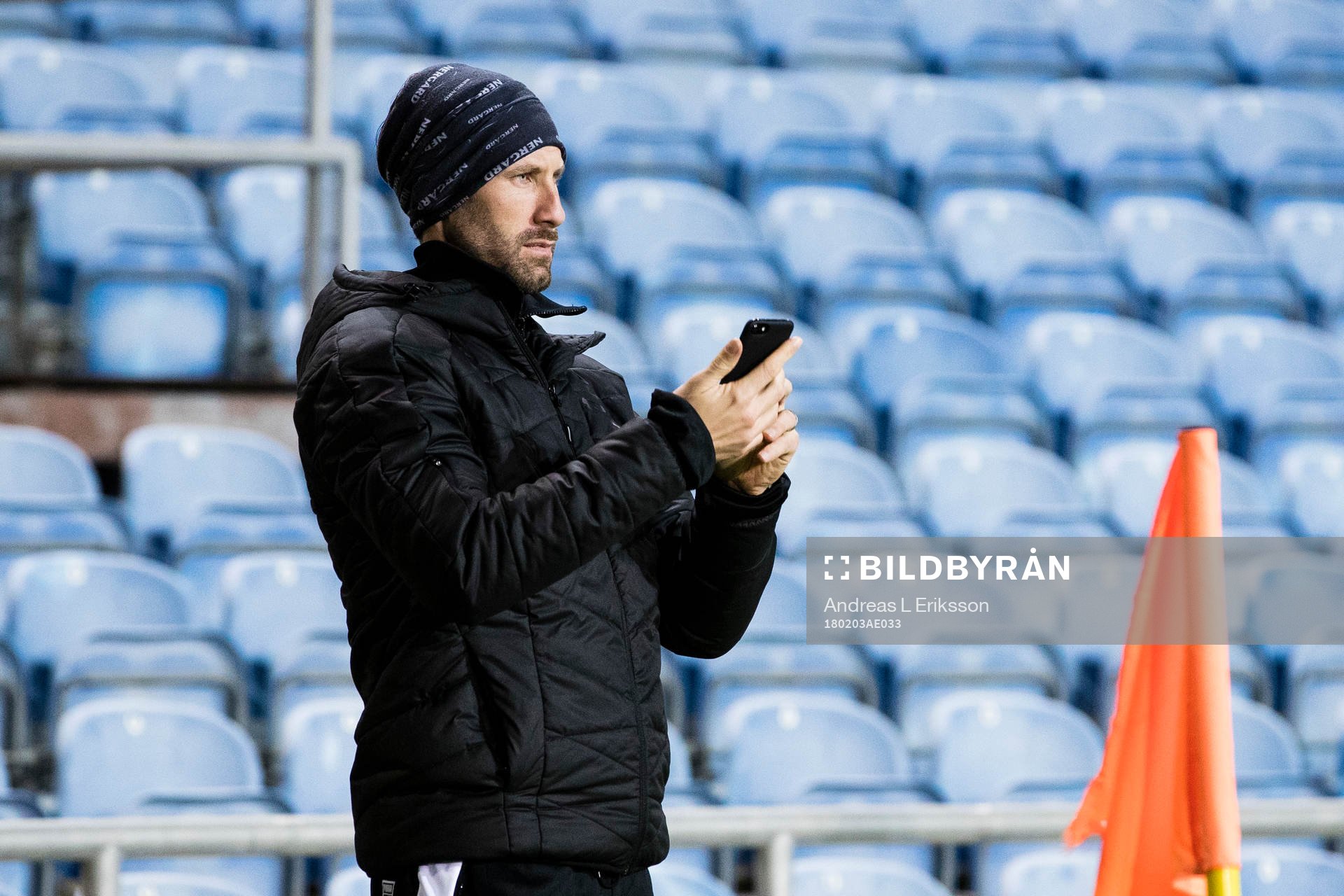 Hammarbys målvakt Johan Wiland följer uppvärmningen