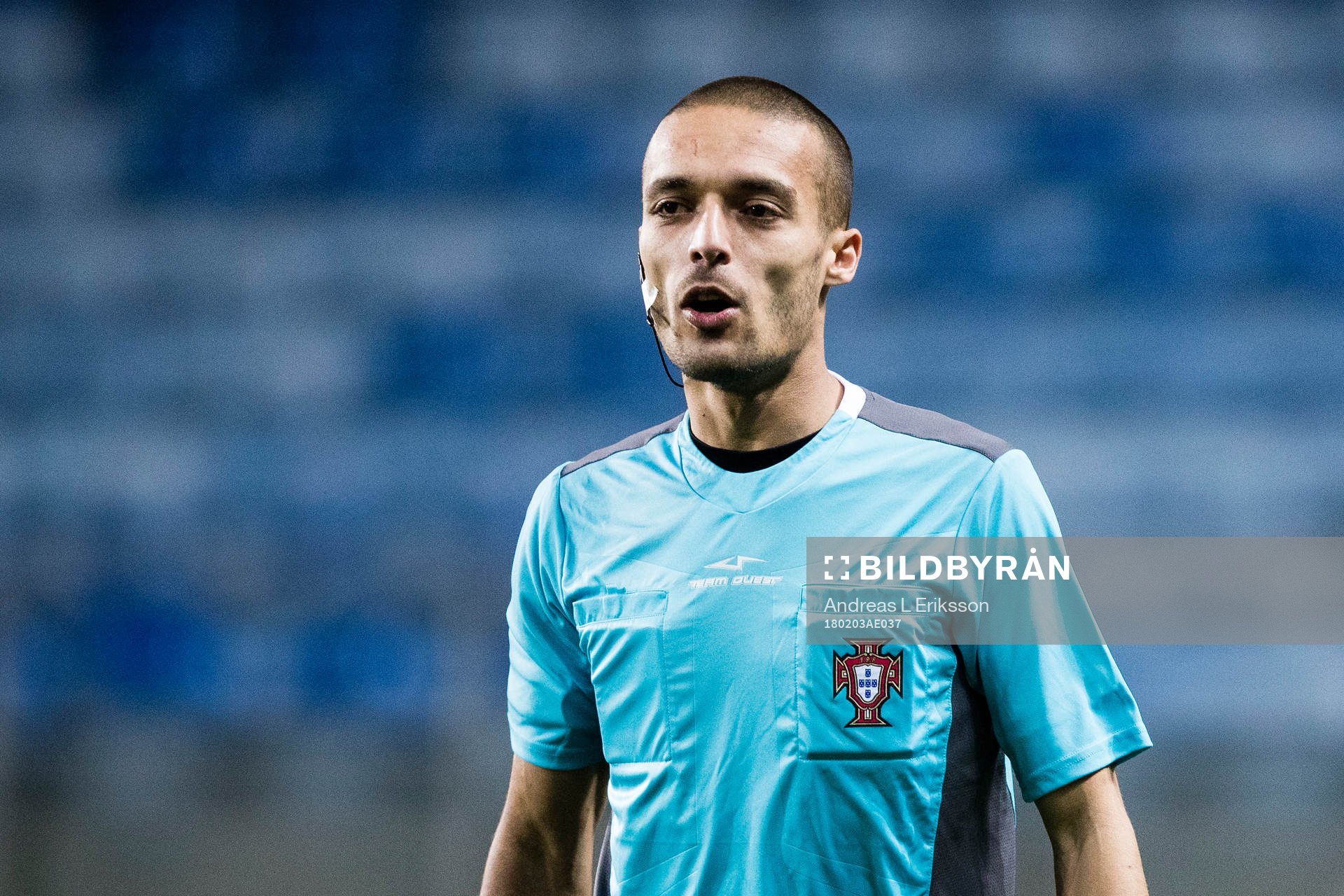 Domare Claudio Pereiraunder en träningsmatch i fotboll