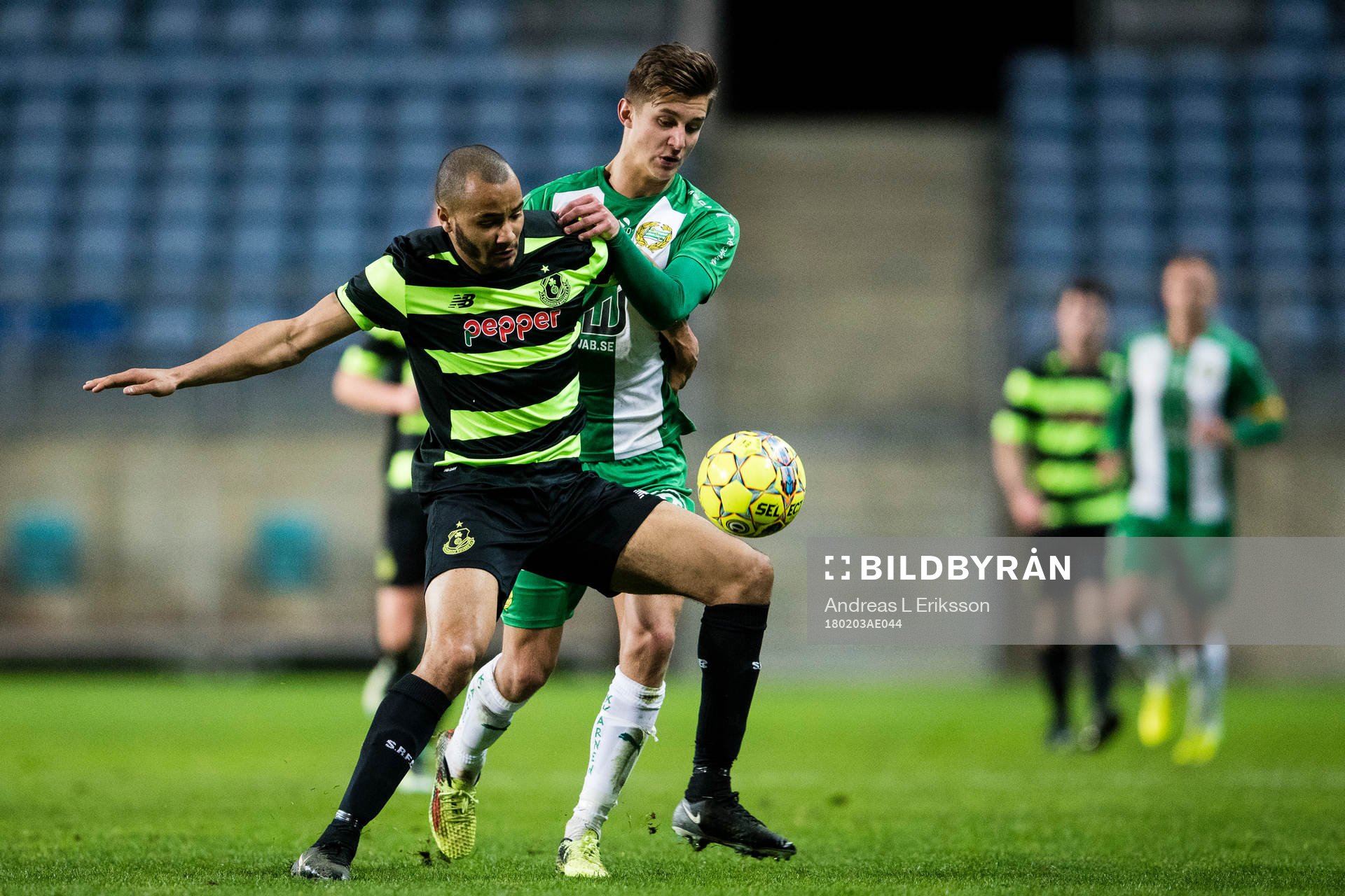 Shamrock Rovers Ethan Boyle i kamp om bollen med Hammarbys Leo Bengtsson under en träningsmatch i fotboll mellan Hammarby och Shamrock Rover den 3 februari 2018 i Faro.