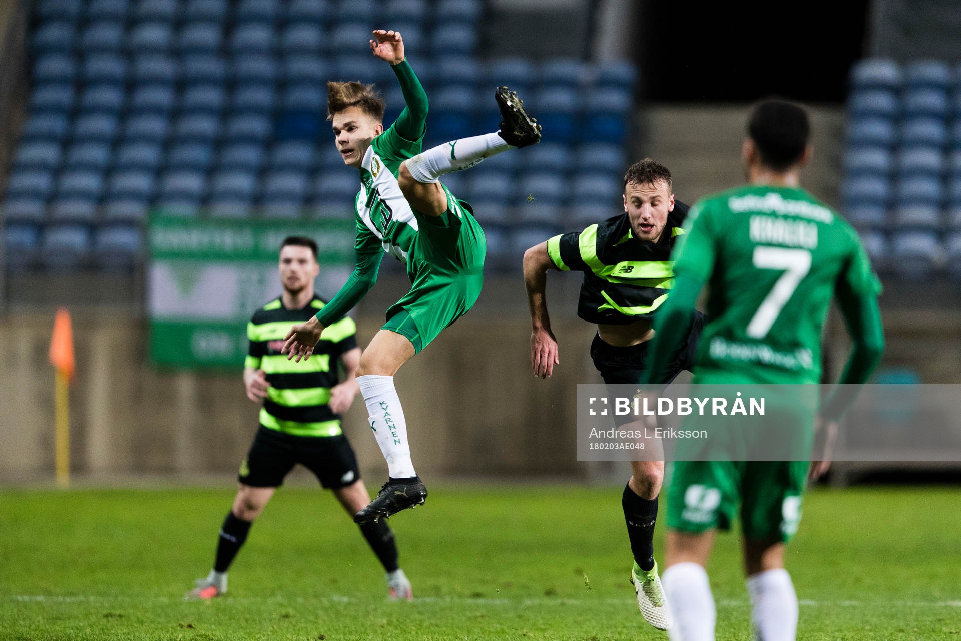 Hammarbys Dusan Jajic bjuds på en flygtur av Shamrock Rovers Graham Burke under en träningsmatch i fotboll mellan Hammarby och Shamrock Rover den 3 februari 2018 i Faro.