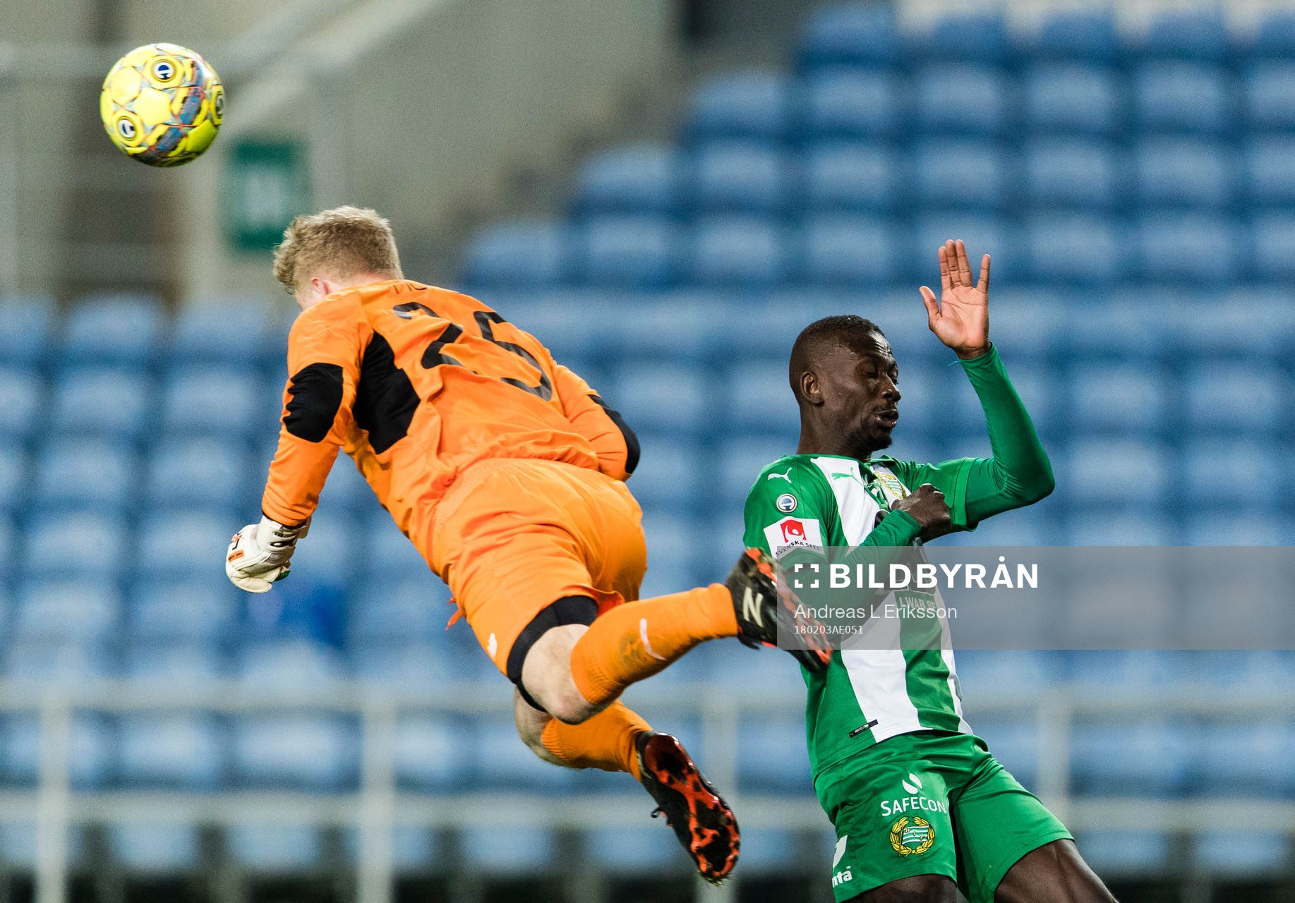 Shamrock Rovers målvakt Kevin Horgan nickar undan bollen framför Hammarbys Pa Amat Dibba under en träningsmatch i fotboll mellan Hammarby och Shamrock Rover den 3 februari 2018 i Faro.