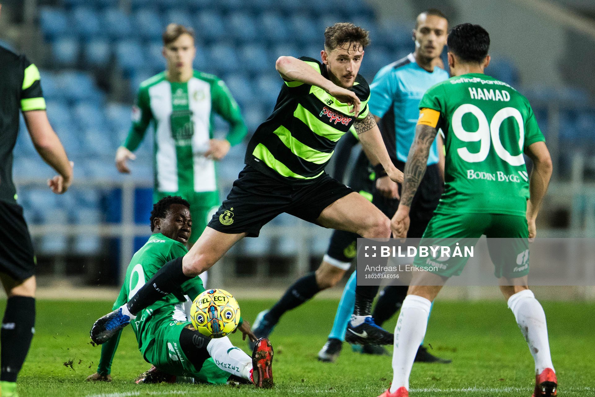 Hammarbys Abdul Halik Hudu tar bollen från Shamrock Rovers