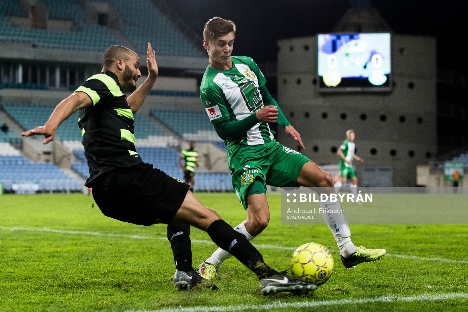Shamrock Rovers Ethan Boyle i kamp om bollen med Hammarbys
