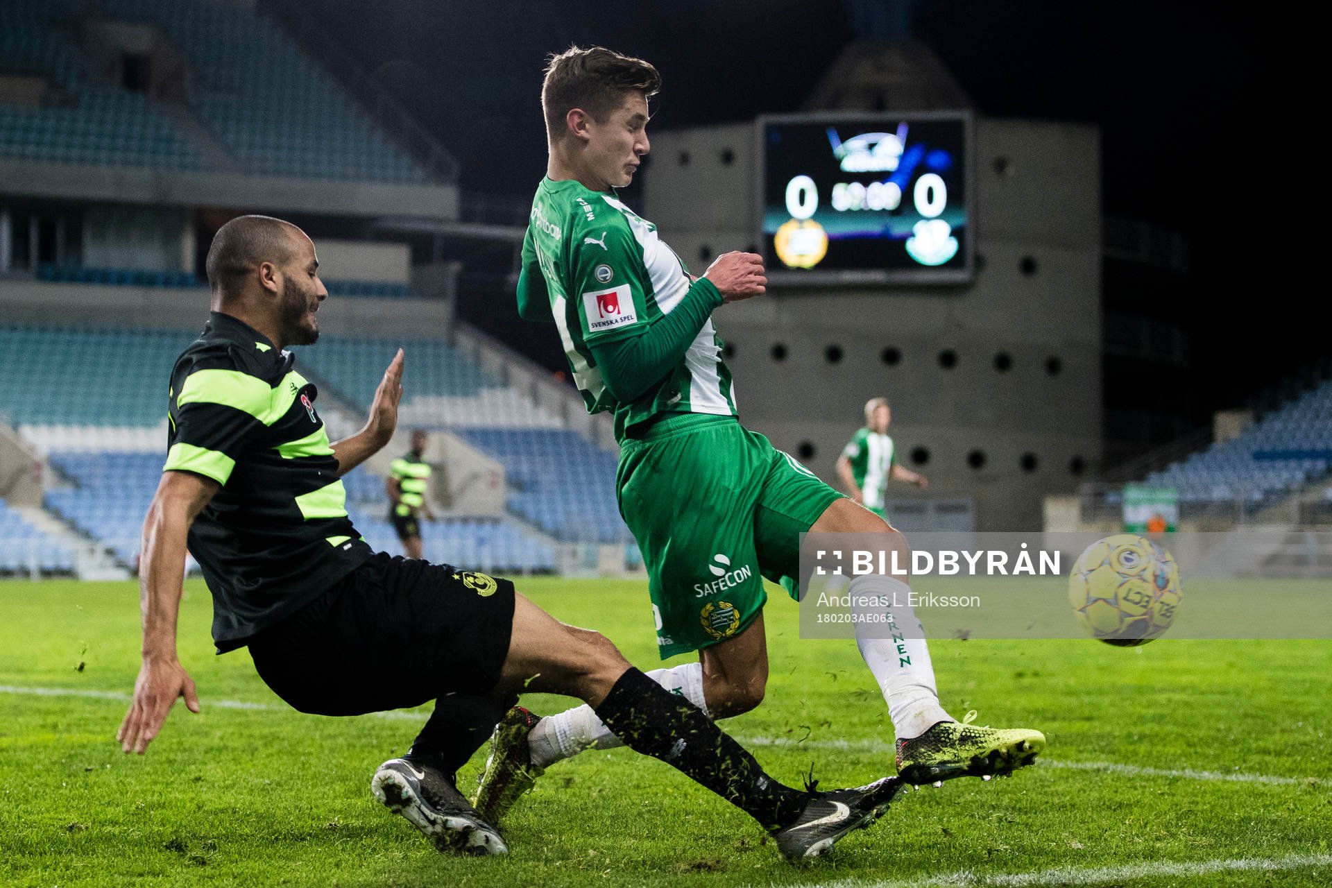 Shamrock Rovers Ethan Boyle i kamp om bollen med Hammarbys