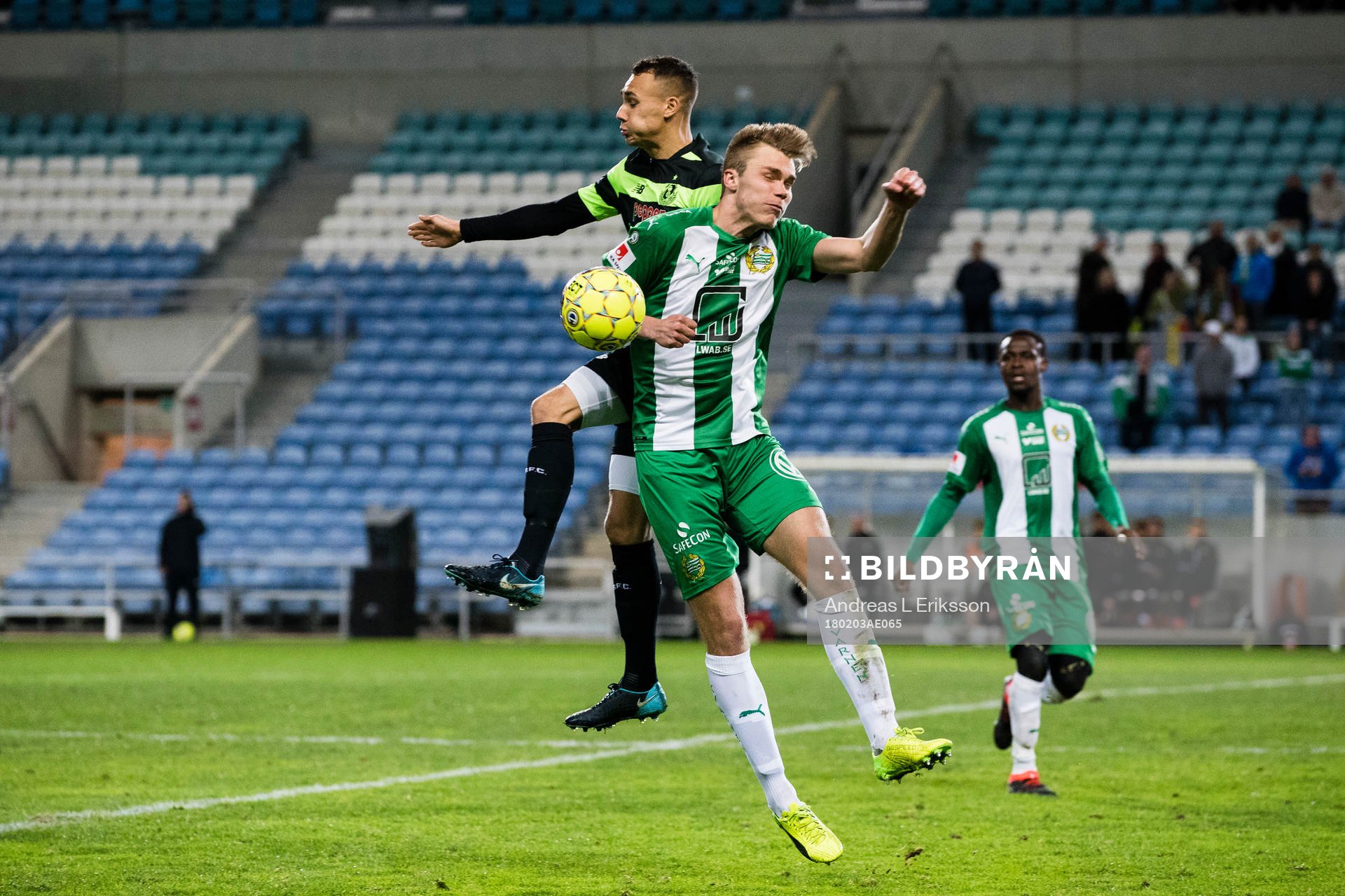 Shamrock Rovers Graham Burke i kamp om bollen med Hammarbys