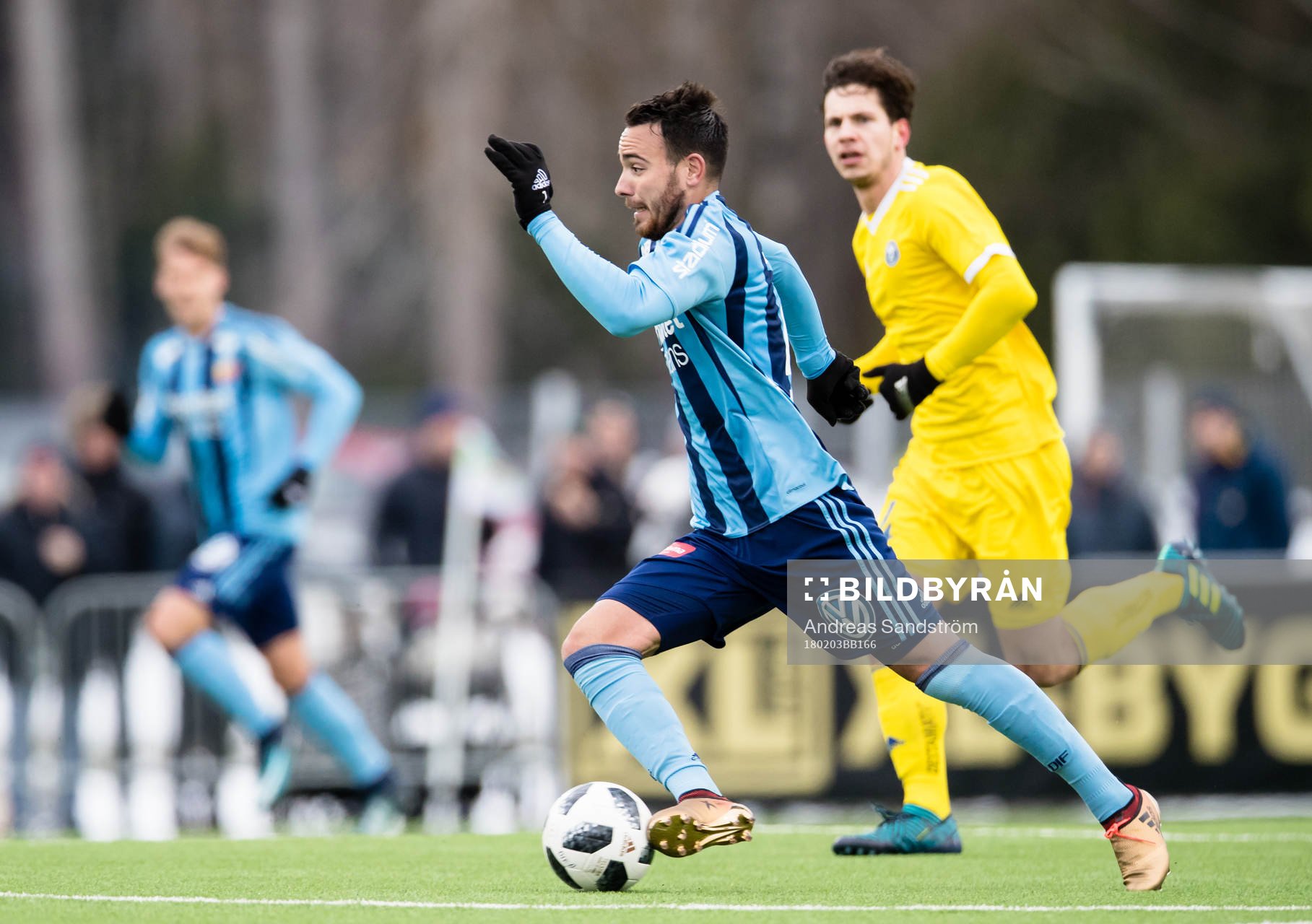 Djurgårdens Dzenis Kozica  med boll