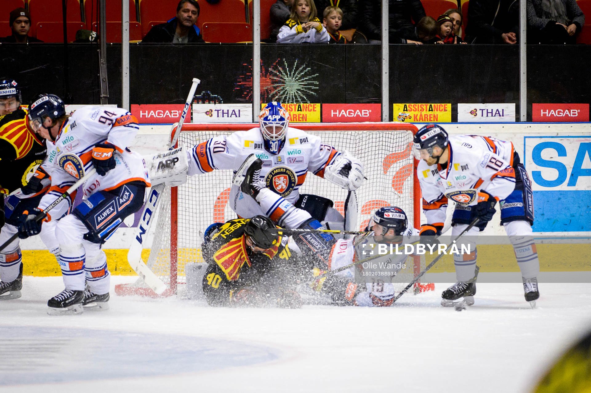 Brynäs Jesper Jensen och Växjös Tuomas Kiiskinen i kamp
