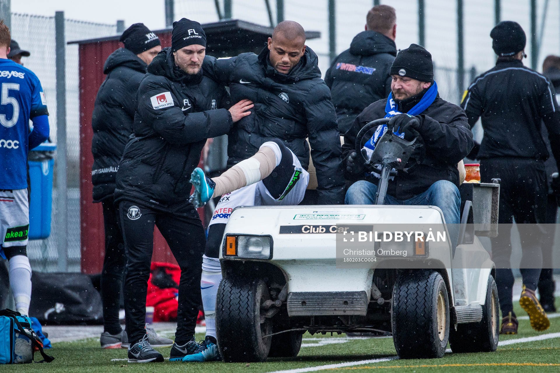 Trelleborgs Salif Camara Jönsson skadas och körs iväg