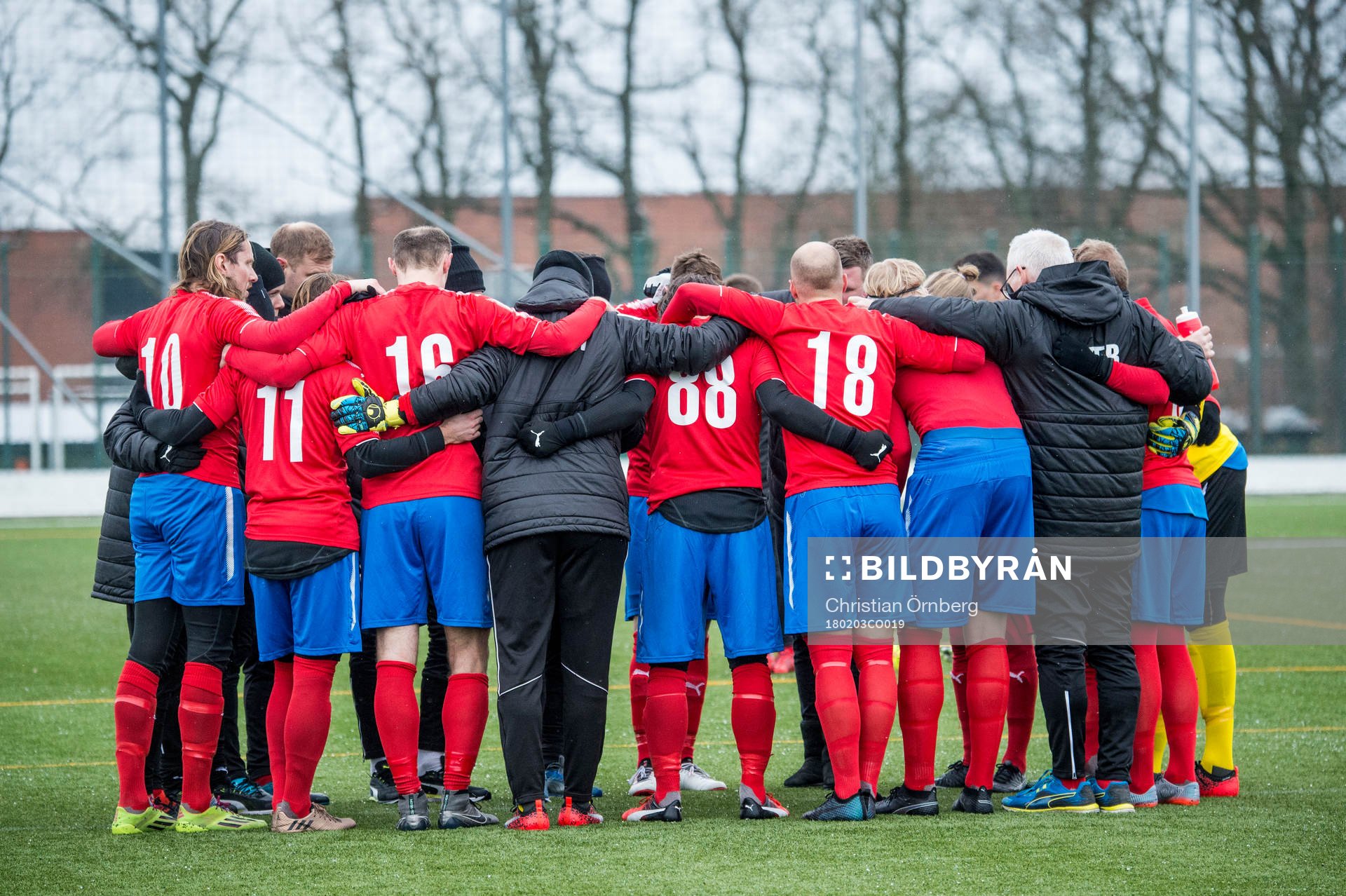 Östers spelare och ledare innan träningsmatchen mellan