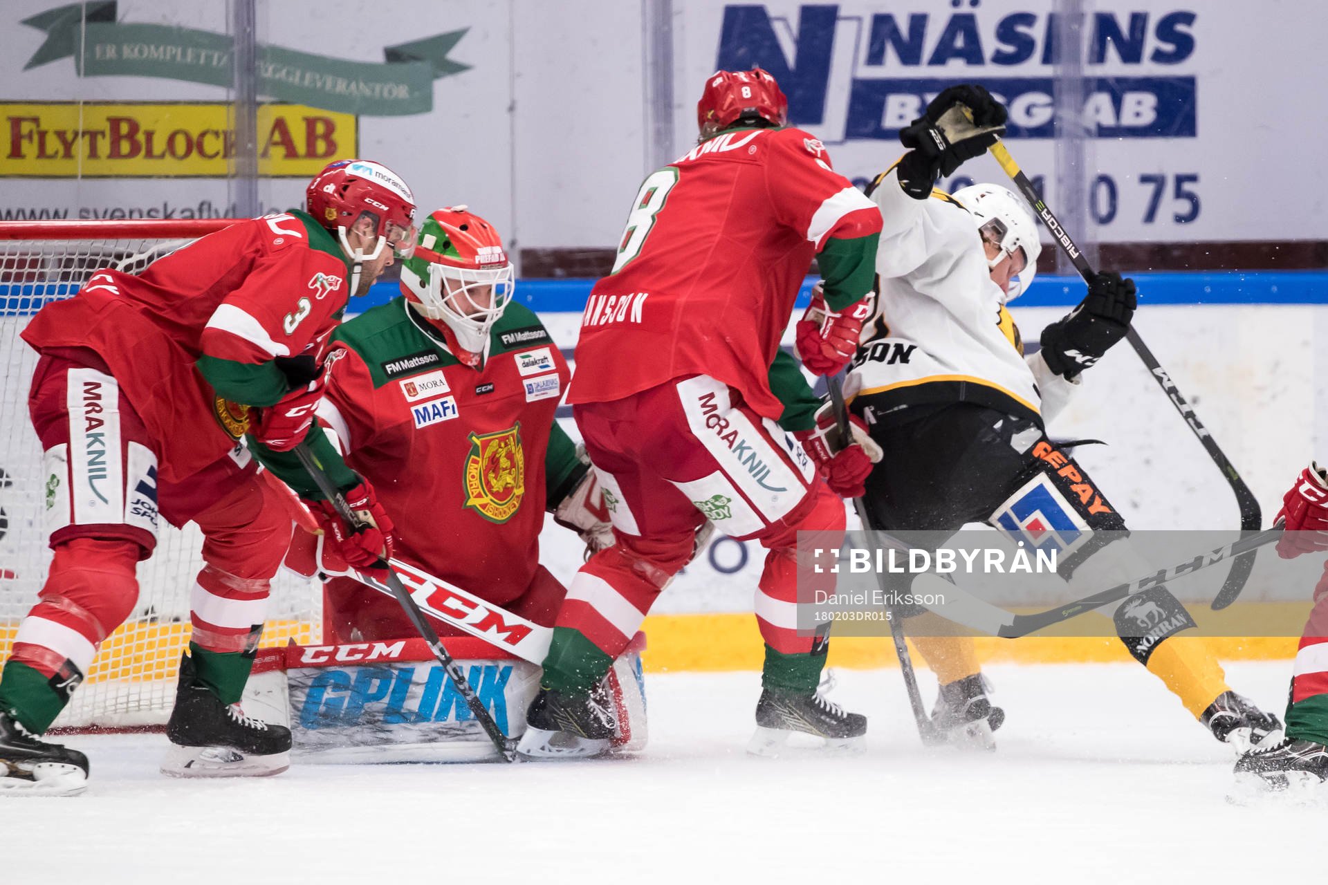 Skellefteås Adam Pettersson framför Moras målvakt