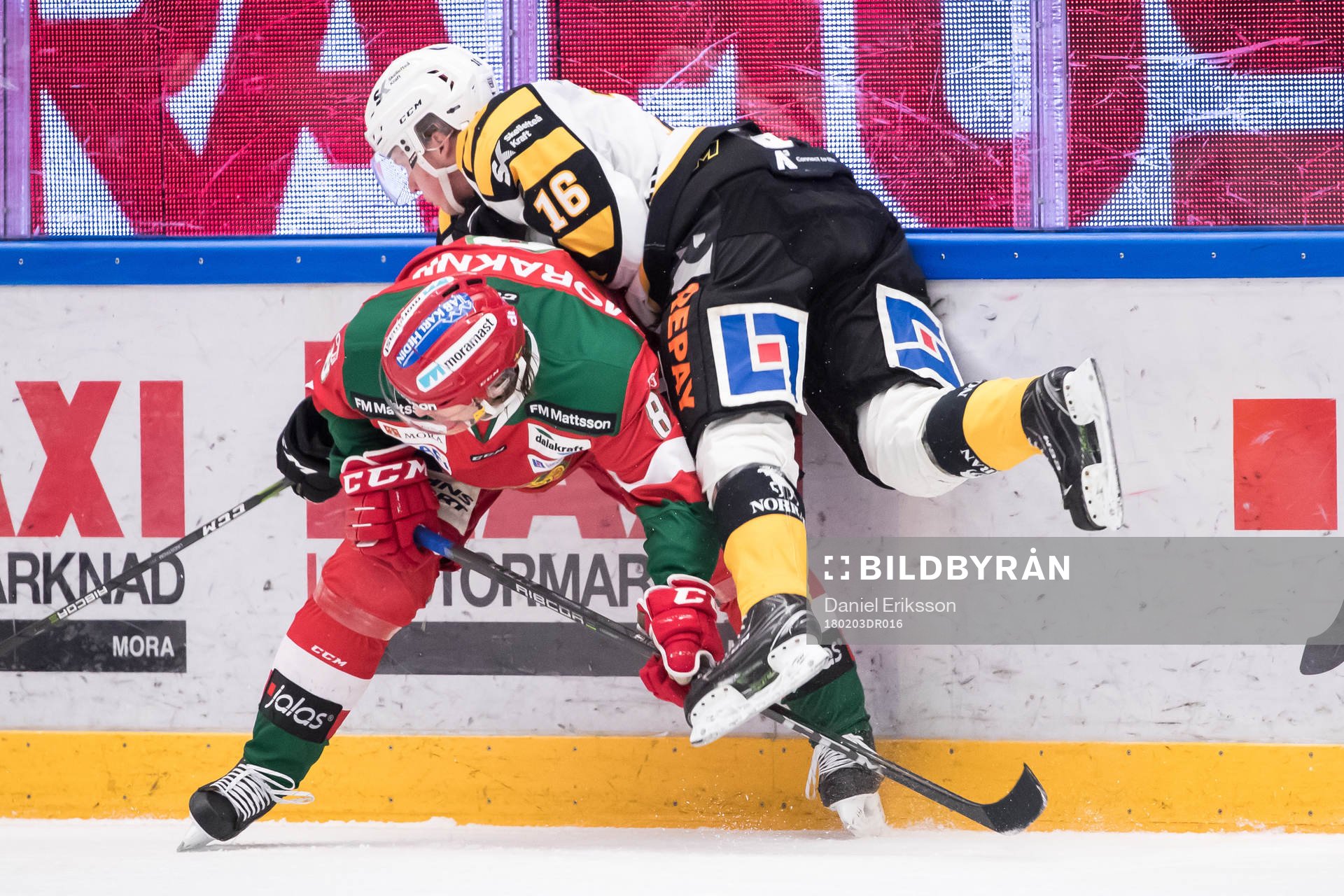 Moras Robin Johansson tacklar Skellefteås Linus Lindström