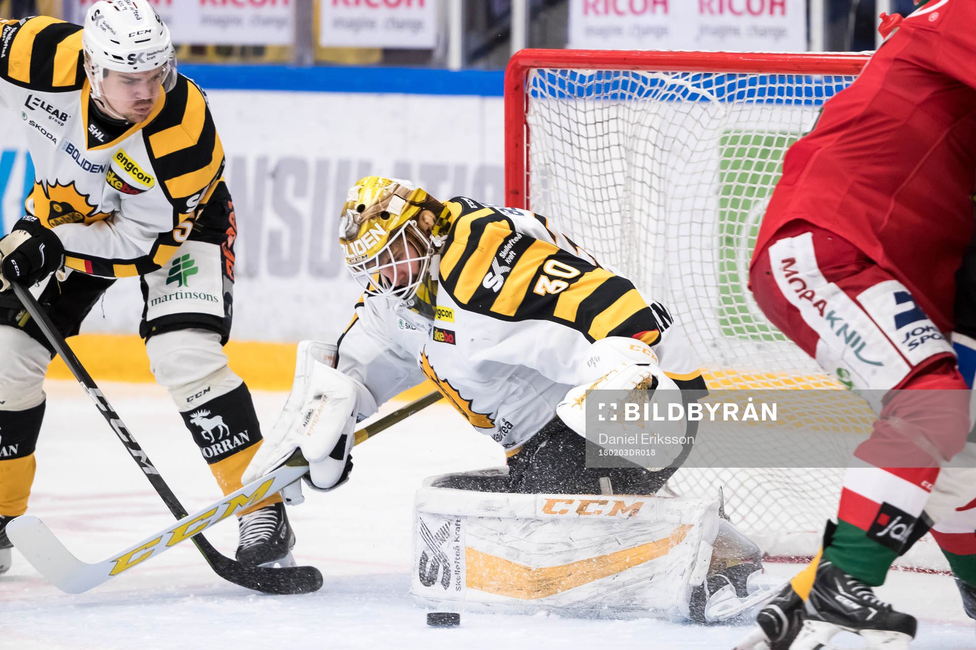 Skellefteås målvakt Gustaf Lindvall räddar och Anton
