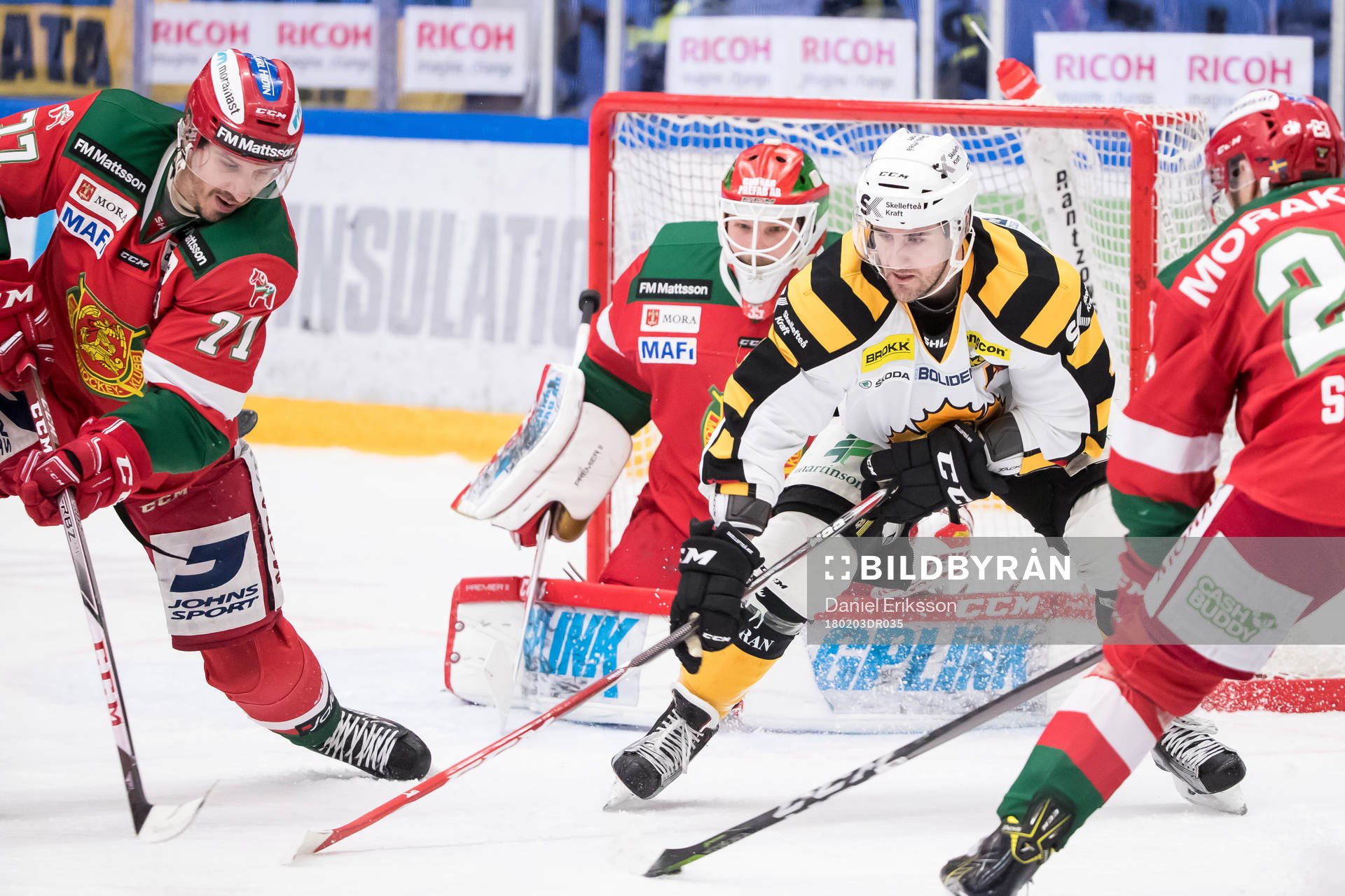 Moras Keaton Ellerby och Skellefteås Bud Holloway framför