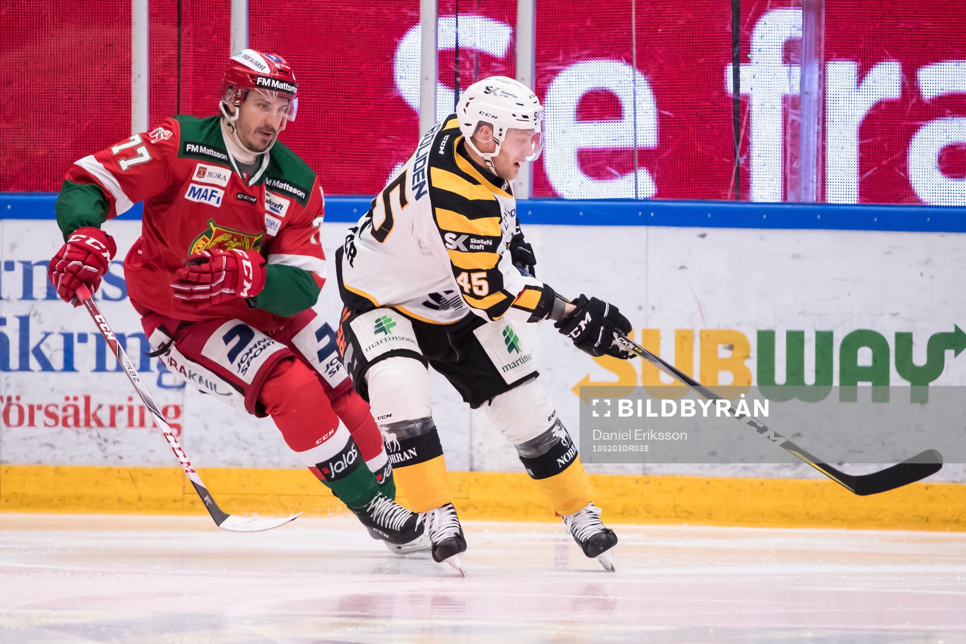 Moras Keaton Ellerby och Skellefteås Oscar Möller  i