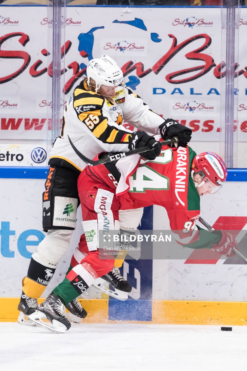 Skellefteås Michael Kostka tacklar Moras Sebastian