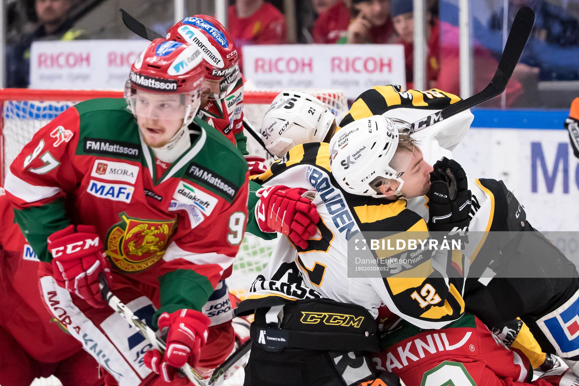 Moras David Kase framför Skellefteås Adam Pettersson  i