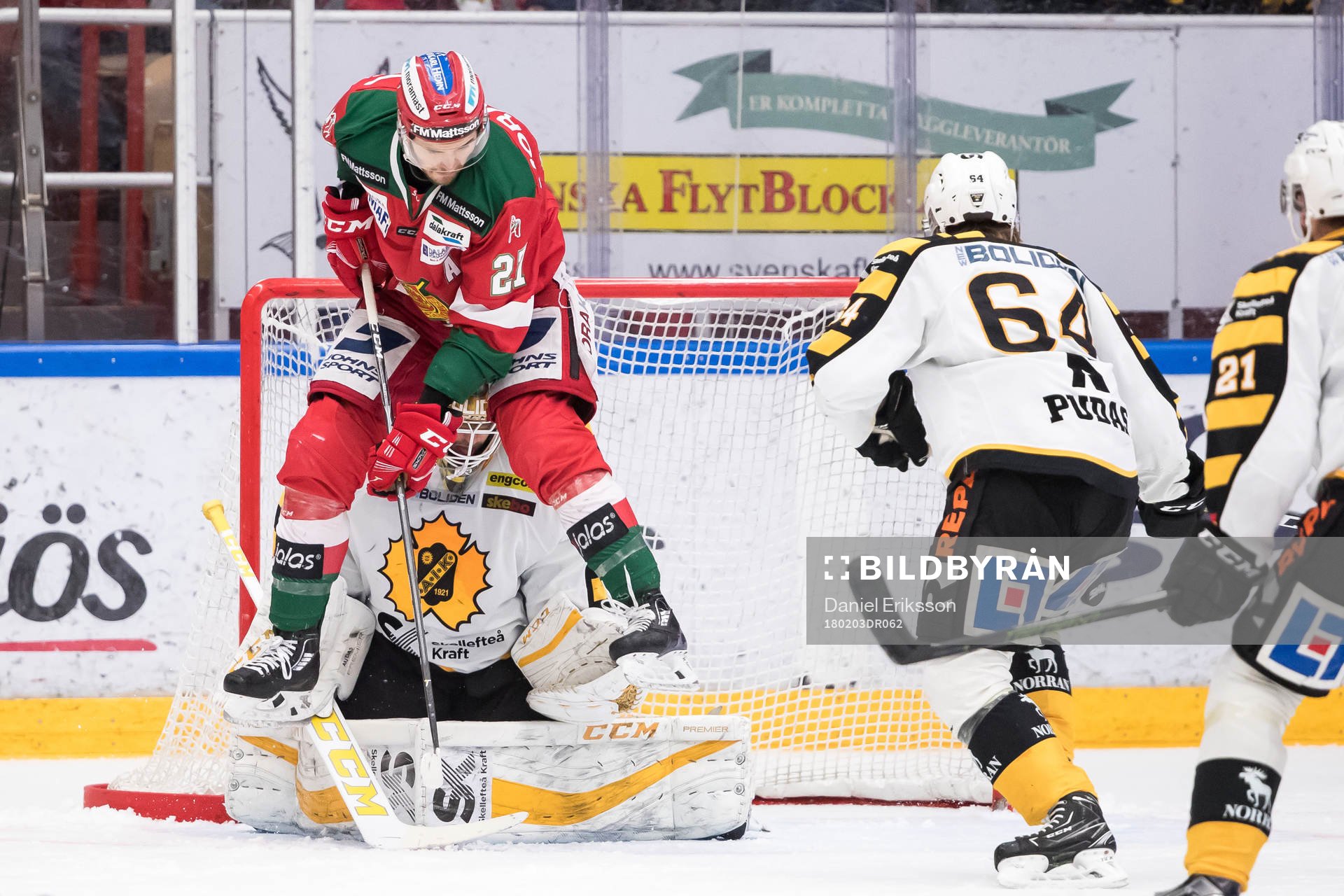 Moras Matt Bailey framför Skellefteås målvakt Gustaf