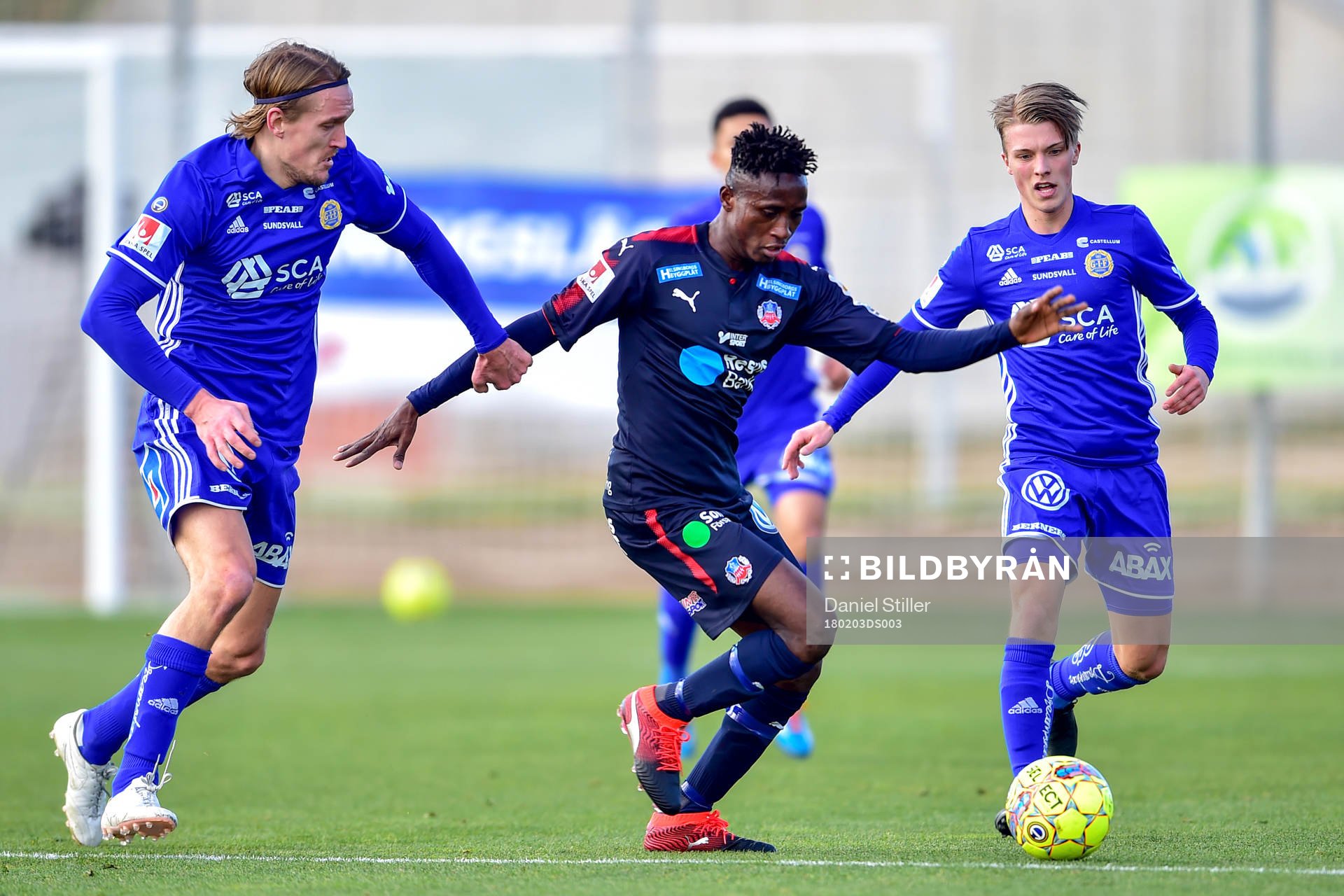 Sundsvalls Kim Skoglund och Erik Granat och Helsingborgs Mamudo Moro under en träningsmatch mellan Helsingborg och Gif Sundsvall den 3 februari 2018 i Salou.