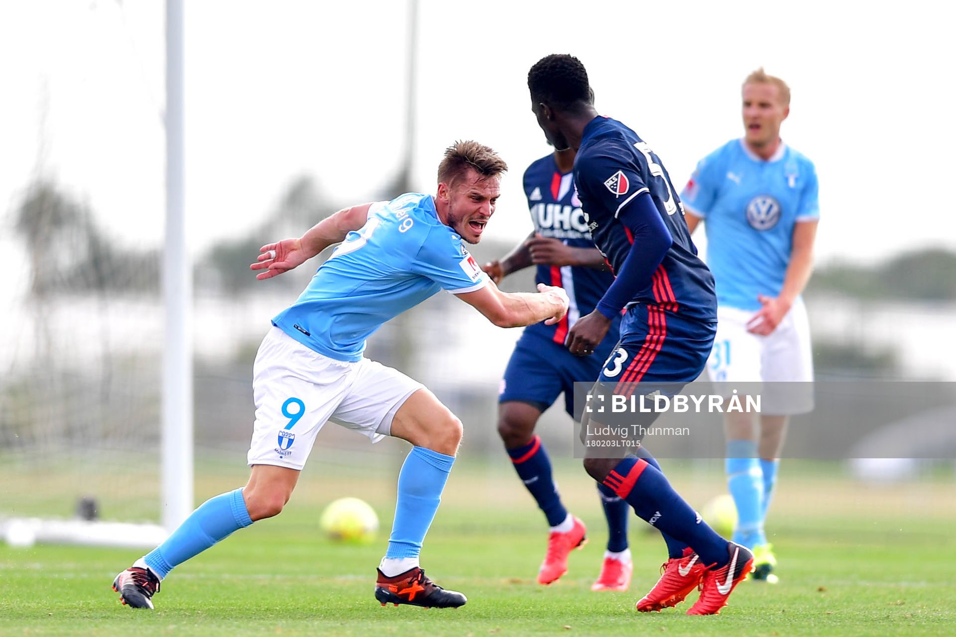 Malmö FFs Markus Rosenberg och New Englands Jilil Anibaba
