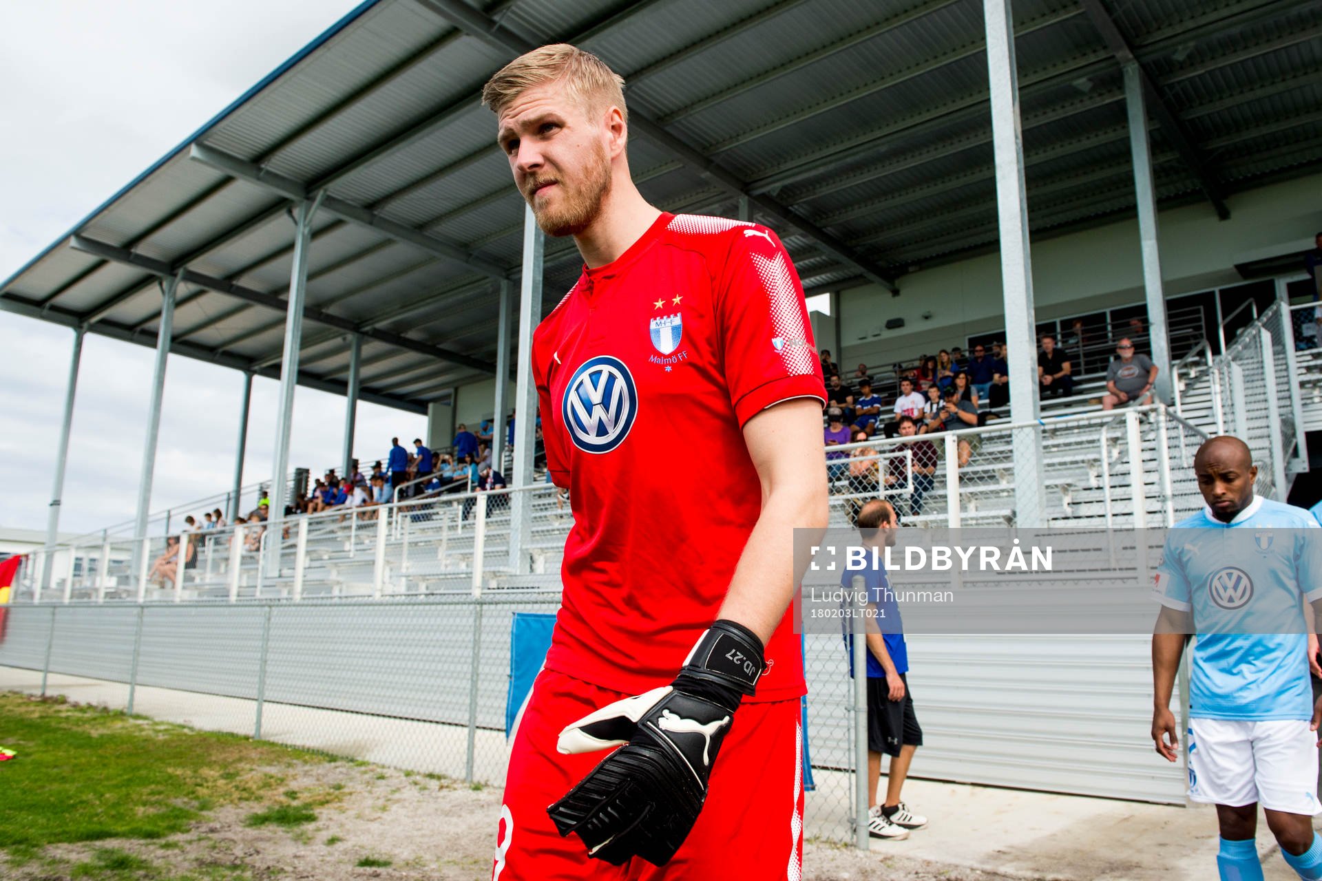 Malmö FFs målvakt Fredrik Andersson kommer ut till en