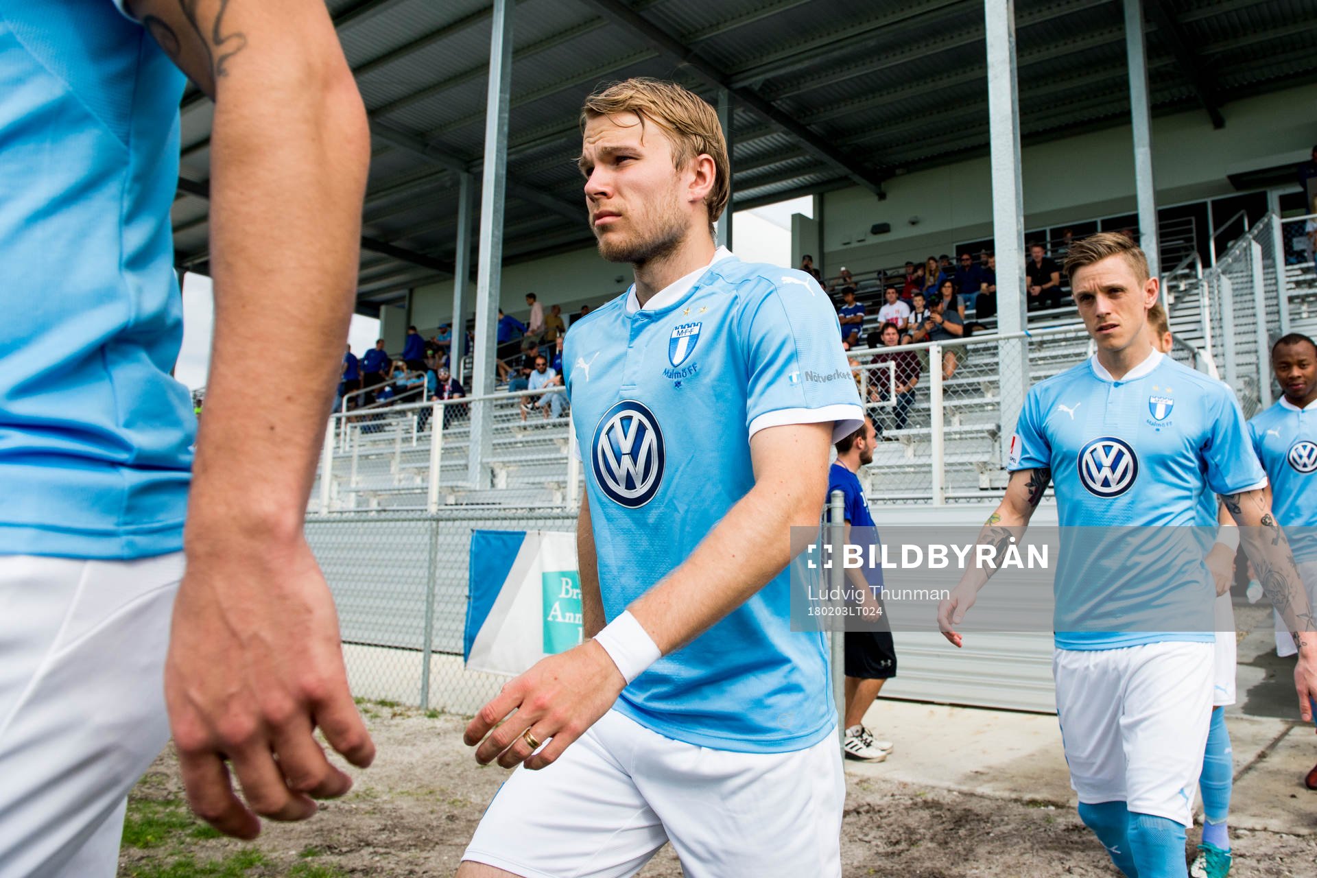 Malmö FFs Oscar Lewicki kommer ut till en träningsmatch i