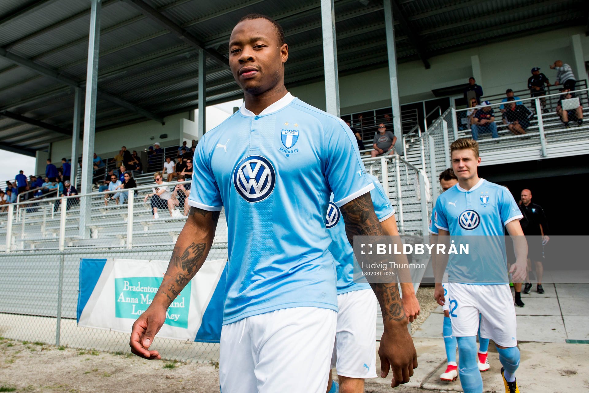 Malmö FFs Carlos Strandberg kommer ut till en